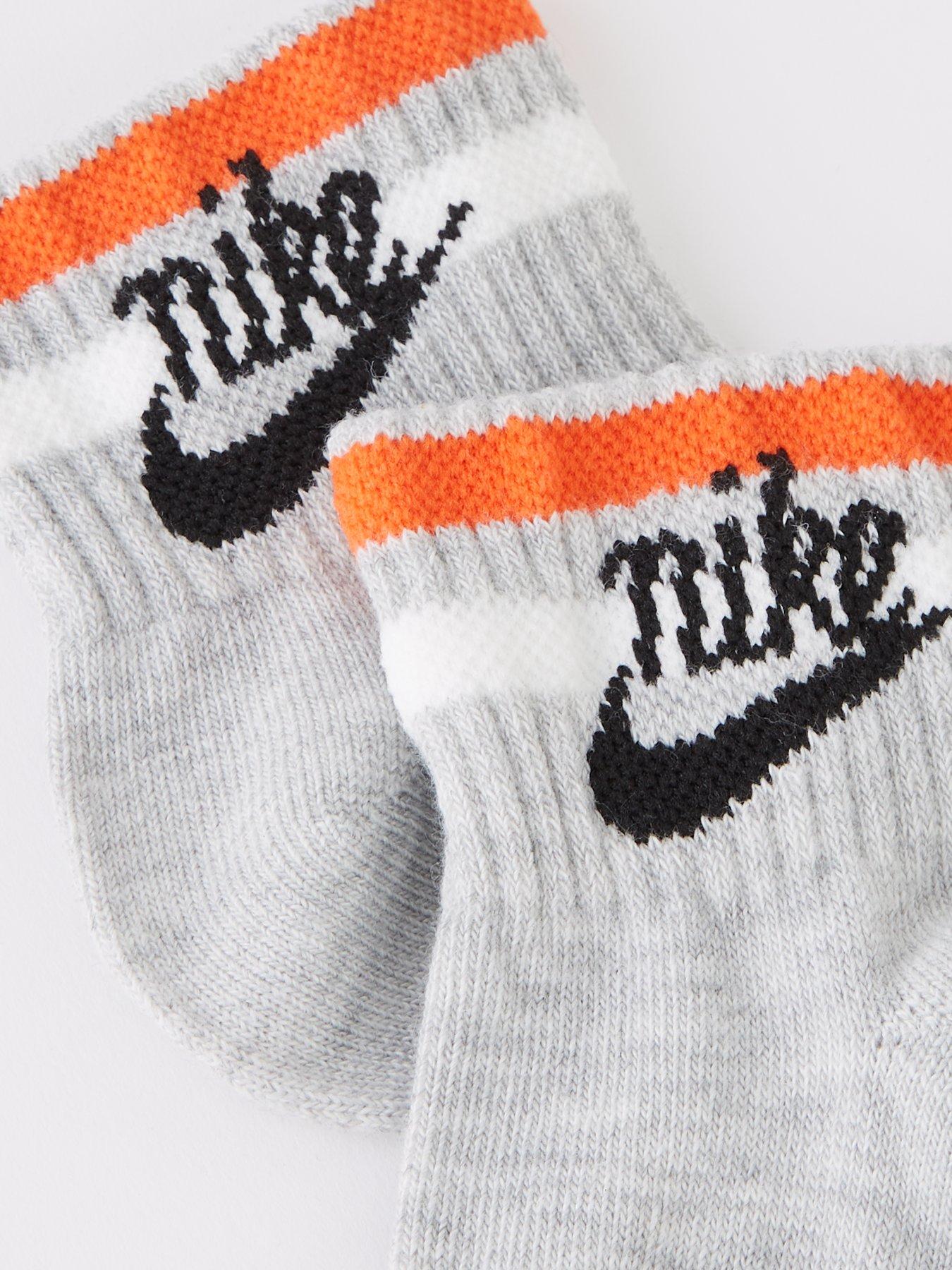 Nike socks hotsell with grey swoosh