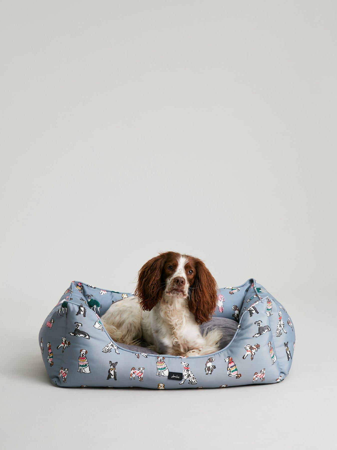 joules-rainbow-dogs-box-bed-mediumoutfit