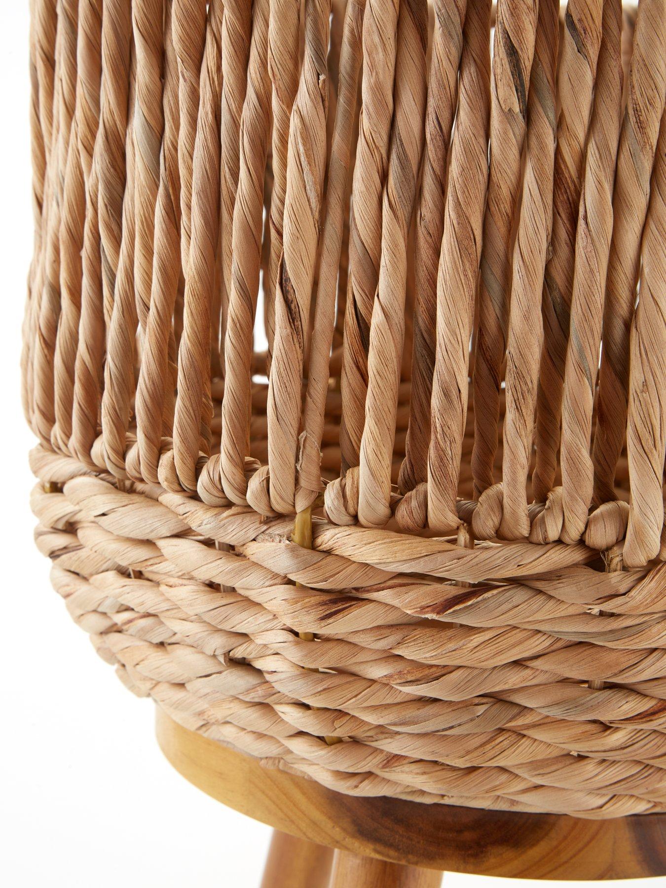 the-very-collection-water-hyacinth-planter-on-wooden-legsoutfit