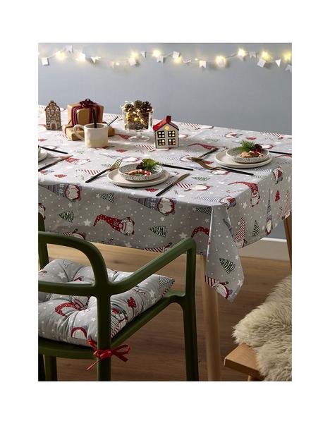 catherine-lansfield-christmas-gnomes-tablecloth-137x229cm