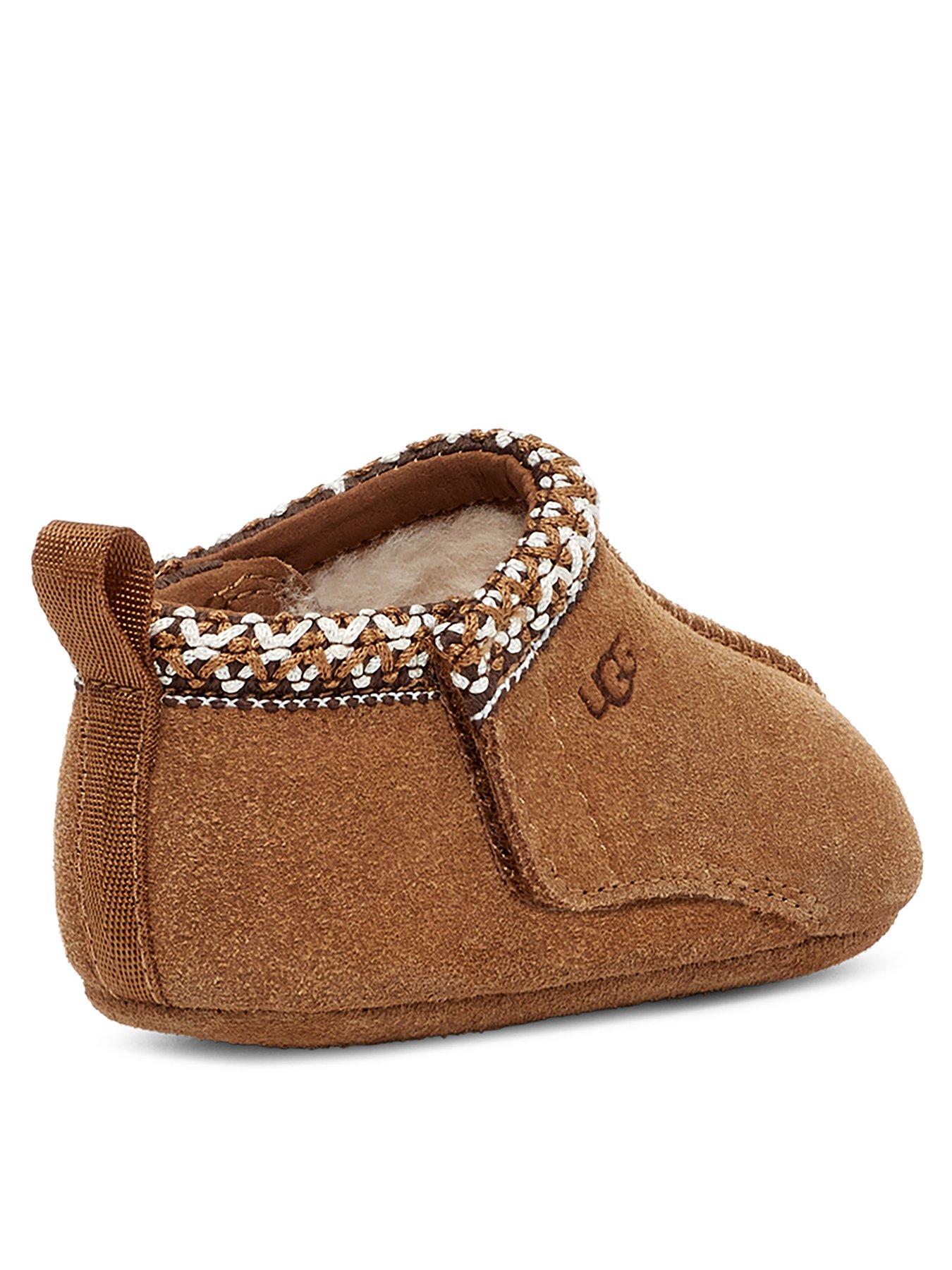 ugg-baby-tasman-and-beanie-gift-set-brownstillFront