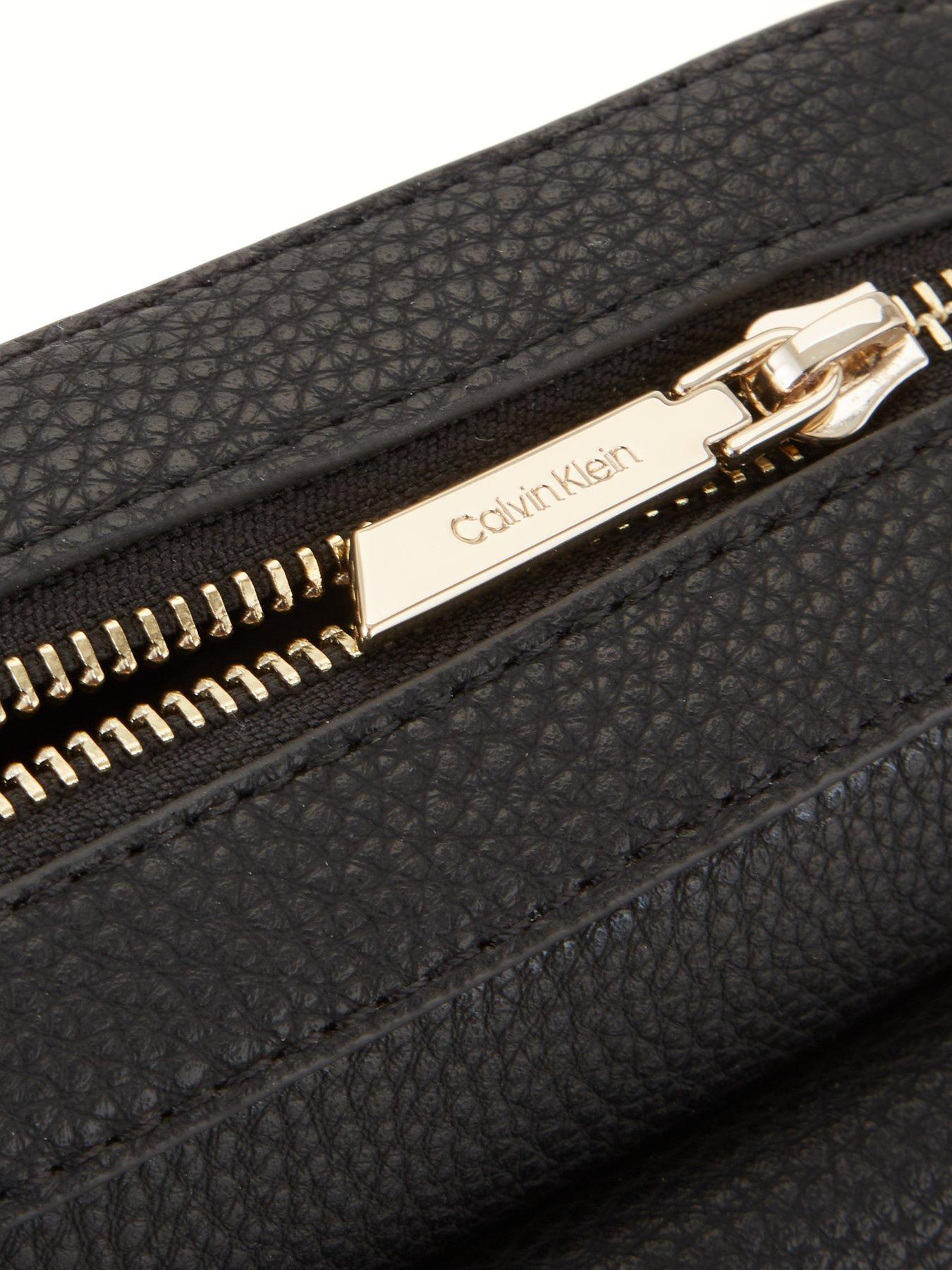 calvin-klein-calvin-klein-re-lock-camera-bag-blackdetail