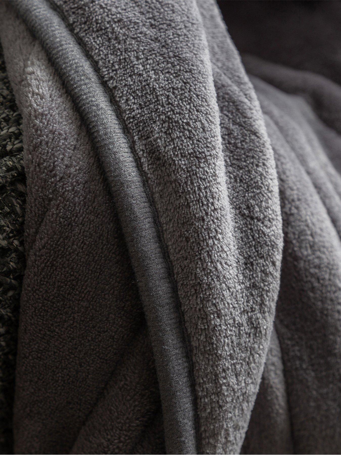 slumberdown-comfy-hugs-heated-throw-in-greydetail