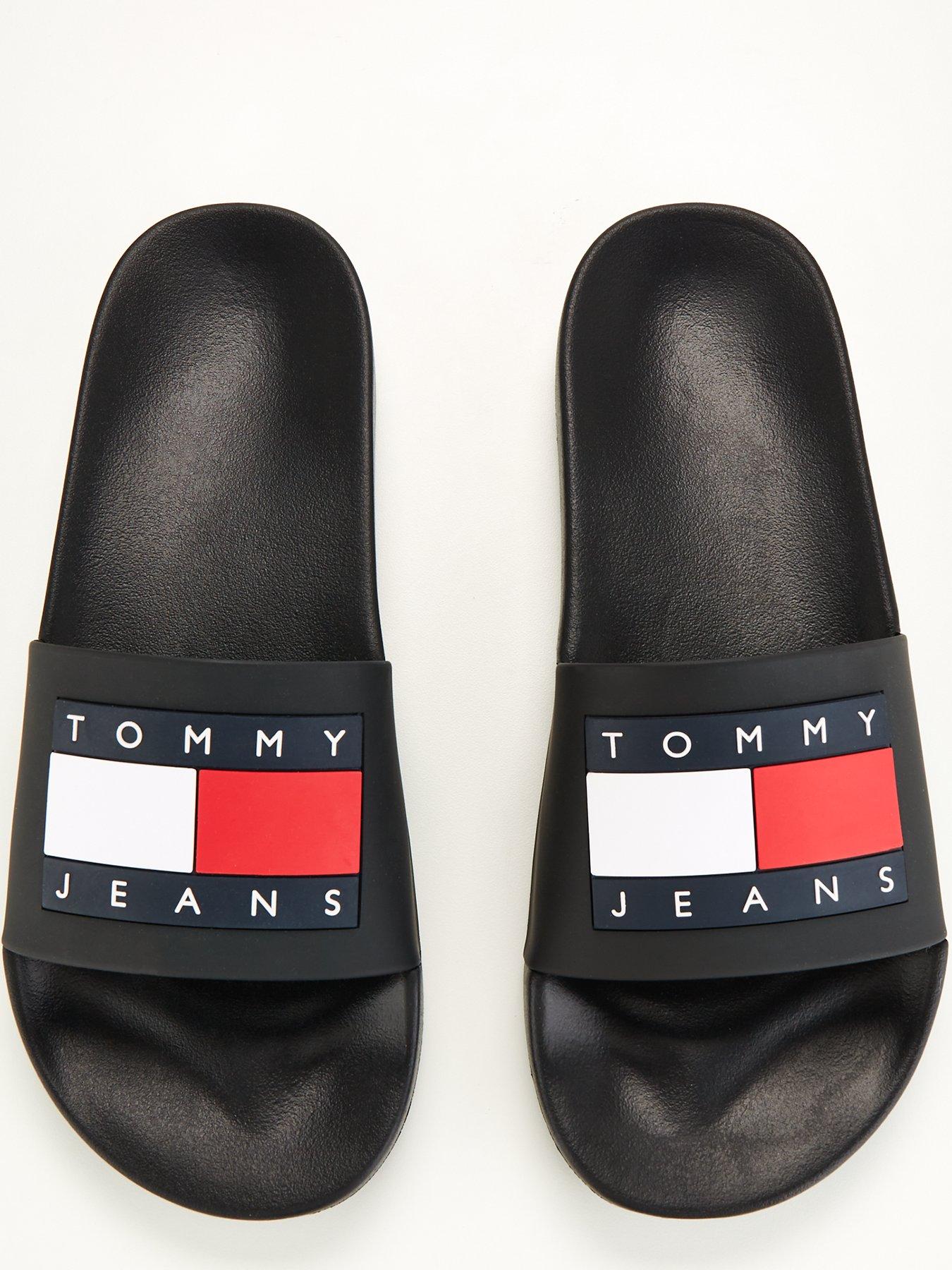 tommy-jeans-pool-slide-ess-blackoutfit