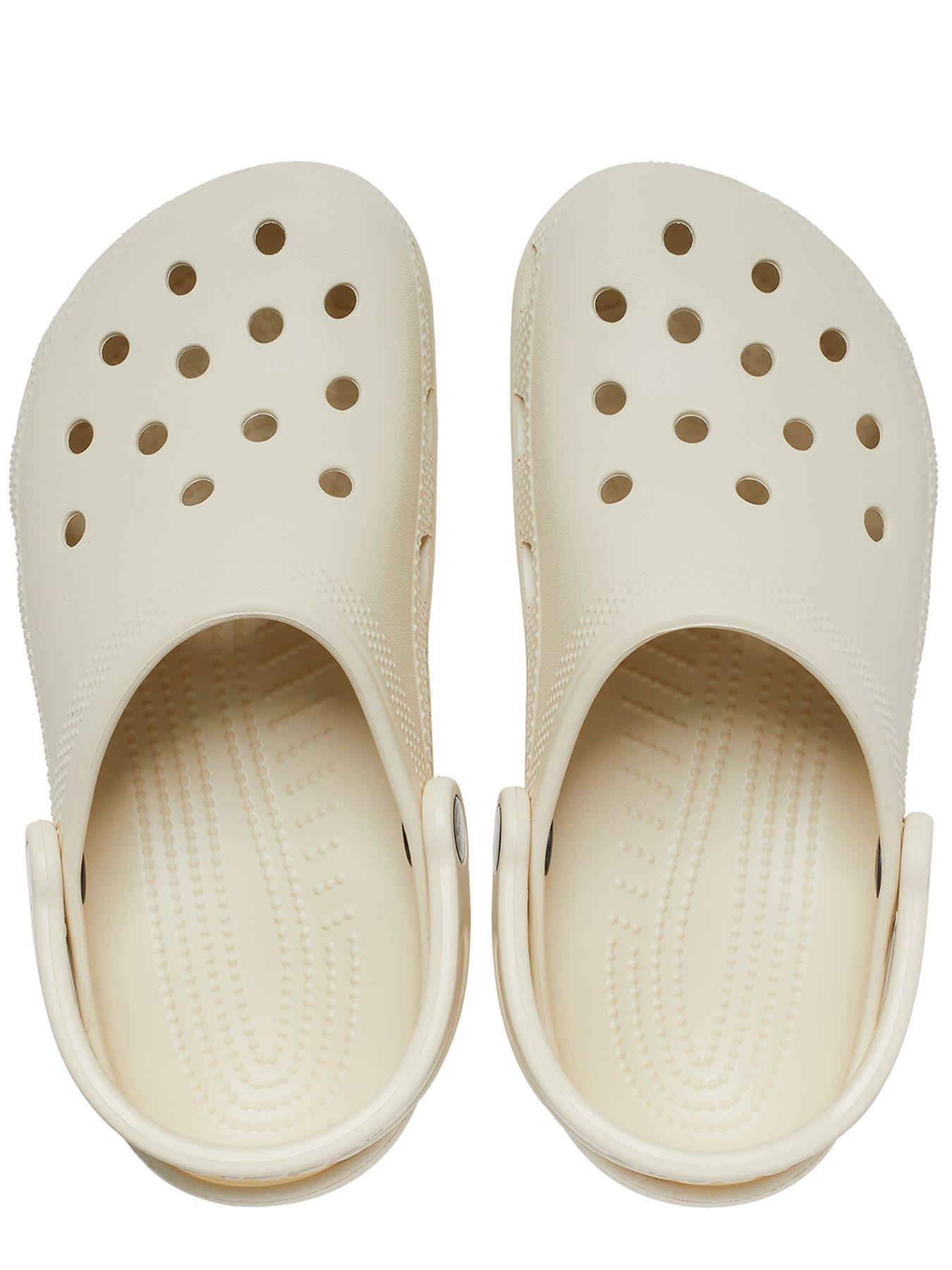 crocs-classic-clog-creamoutfit