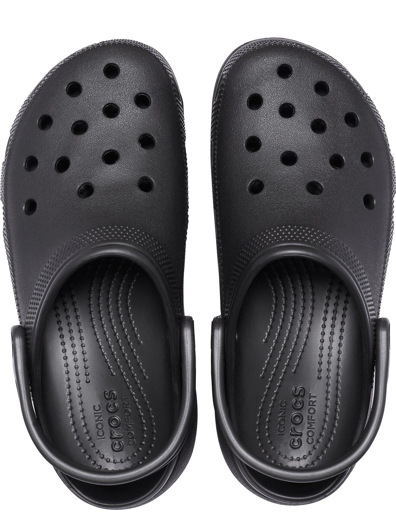 crocs-classic-platform-clog-wedge-blackoutfit