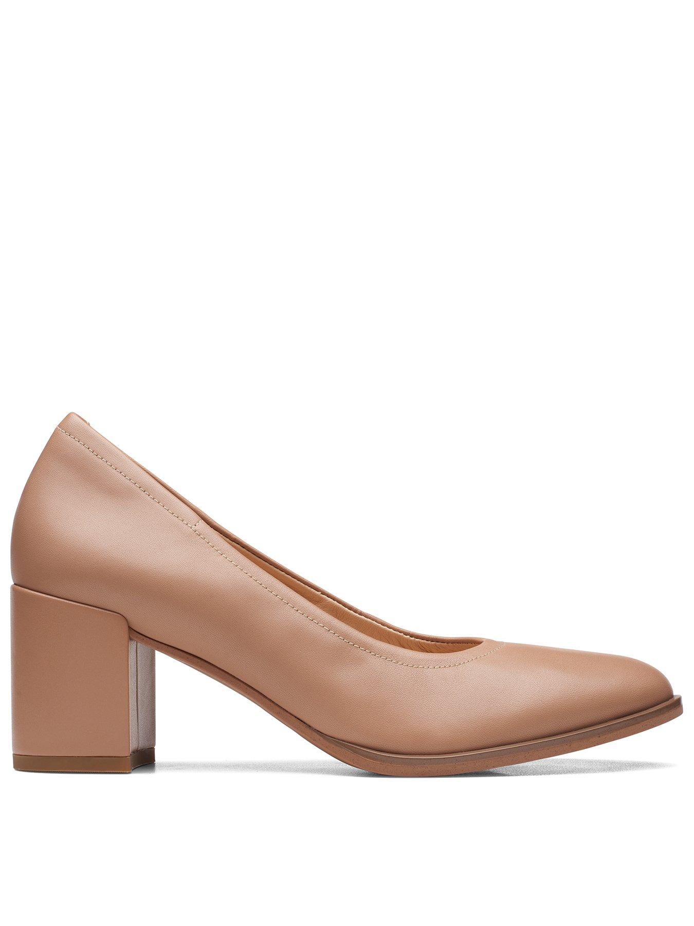 Clarks deals beige pumps