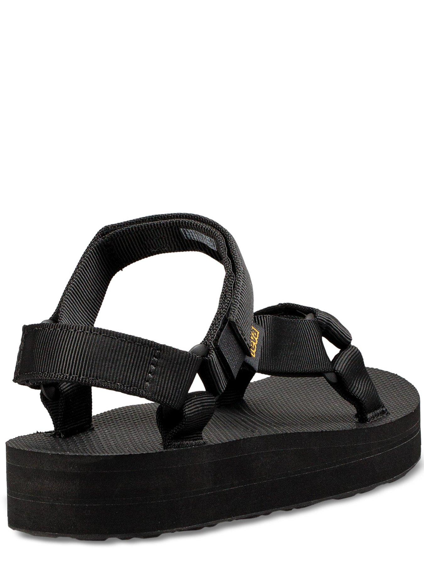 teva-midform-universal-blackoutfit
