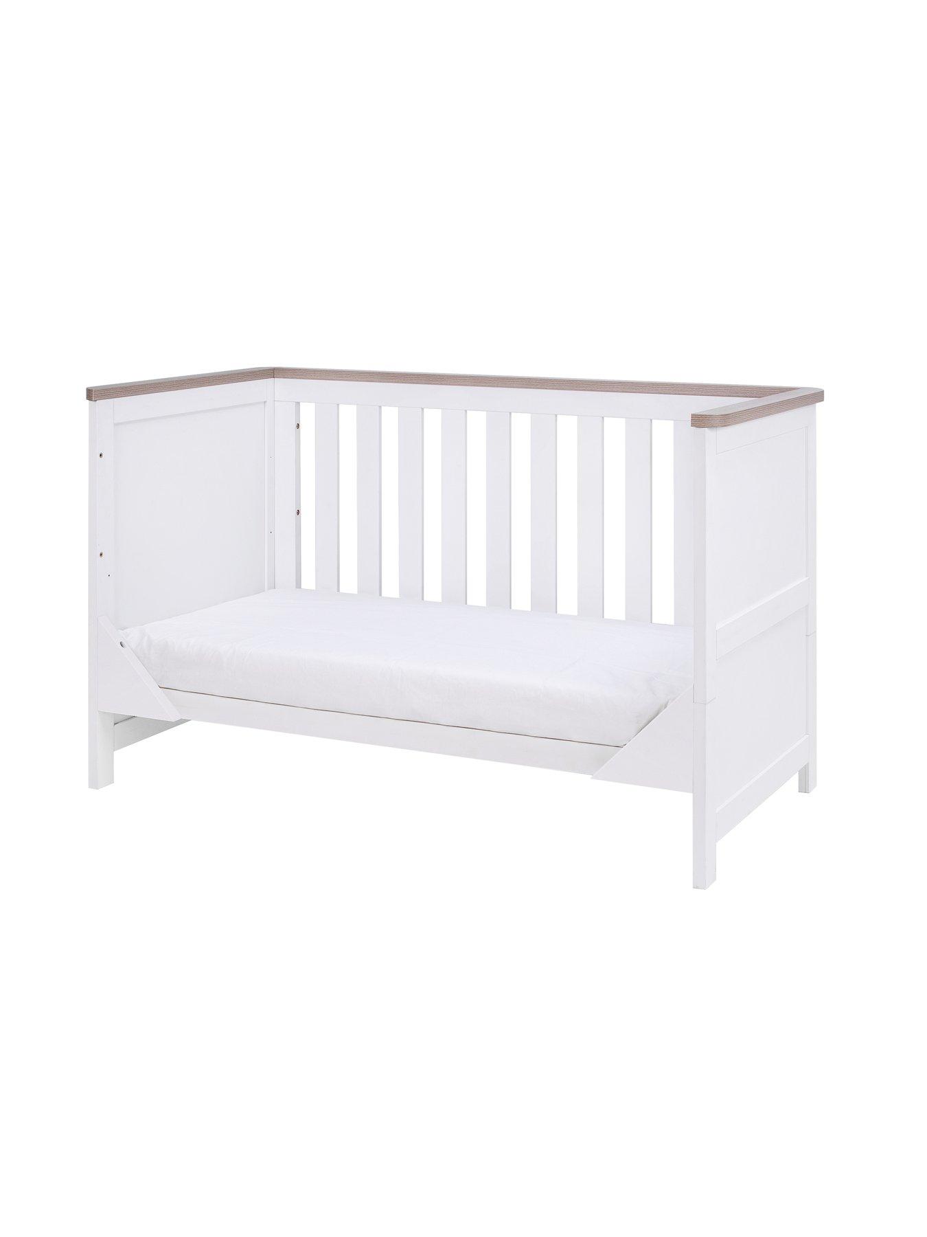 tutti-bambini-verona-cot-bed-whiteoakdetail