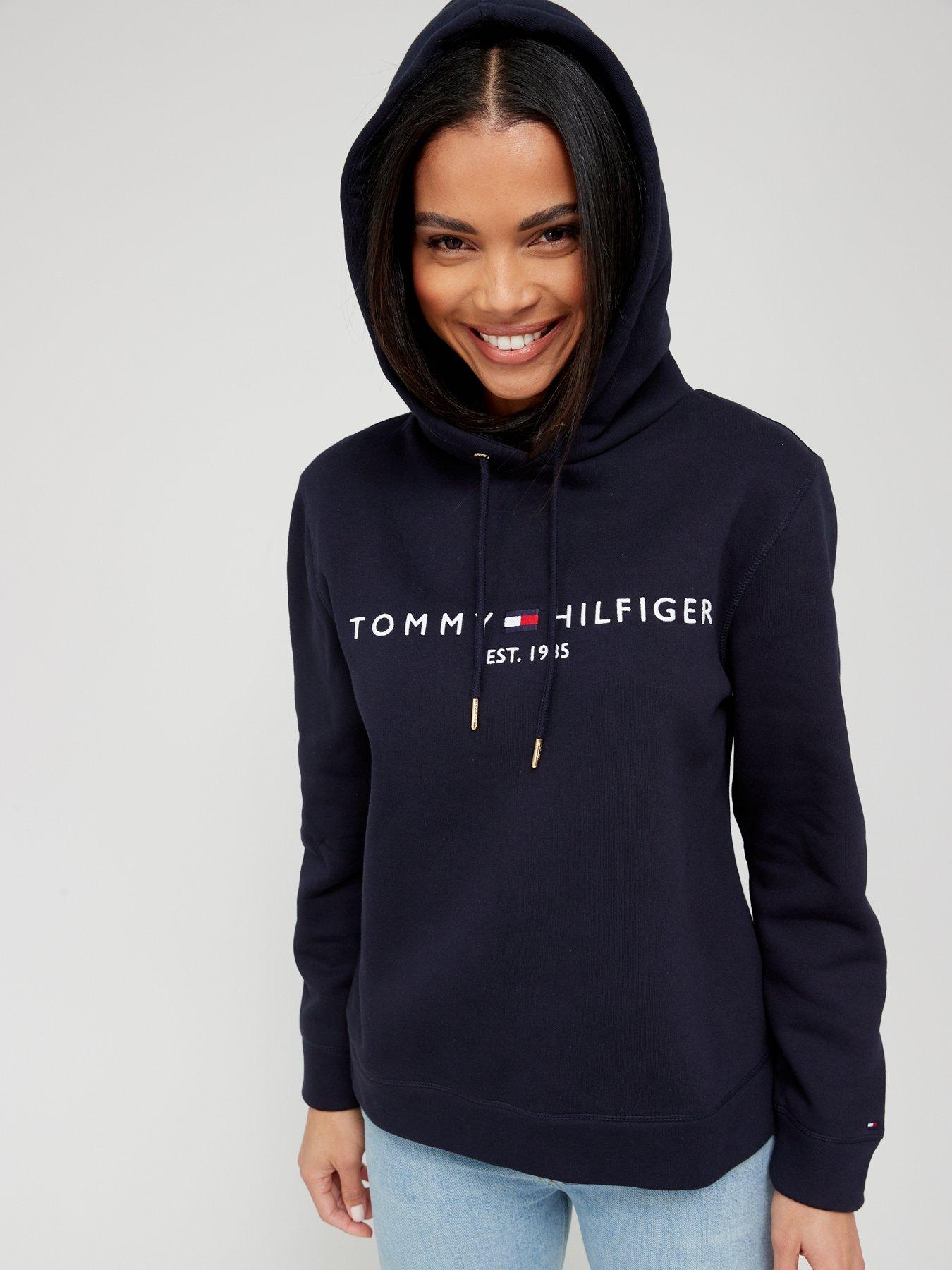 tommy-hilfiger-classic-logo-hoodie-dark-blueoutfit