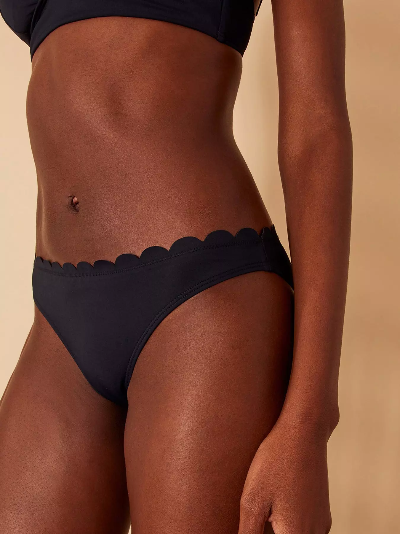 https://media.very.ie/i/littlewoodsireland/VELRR_SQ1_0000000004_BLACK_MDf/accessorize-scallop-trim-bikini-bottoms-black.jpg?$180x240_retinamobilex2$&fmt=webp