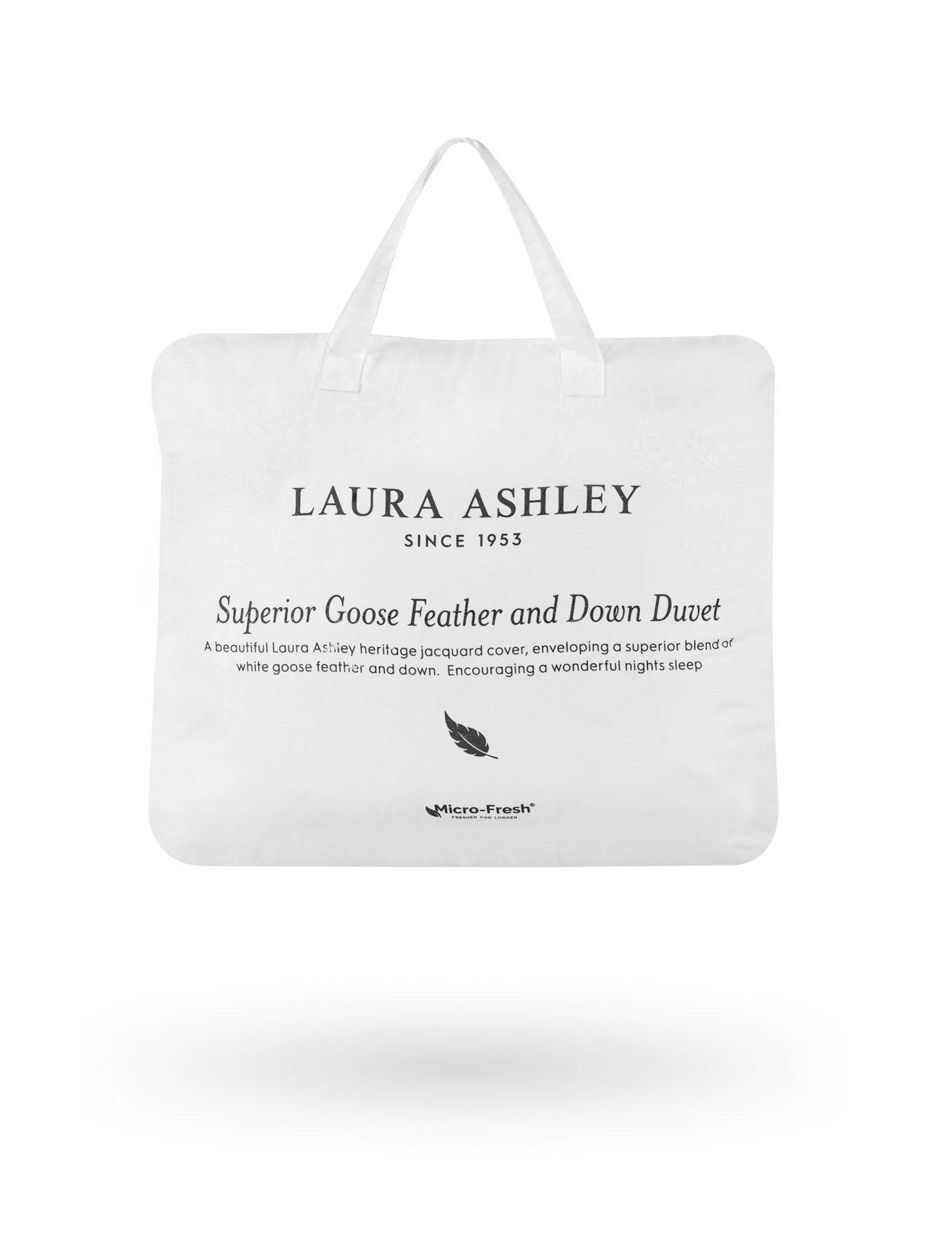 laura-ashley-goose-feather-and-down-135-tog-duvet-whiteoutfit