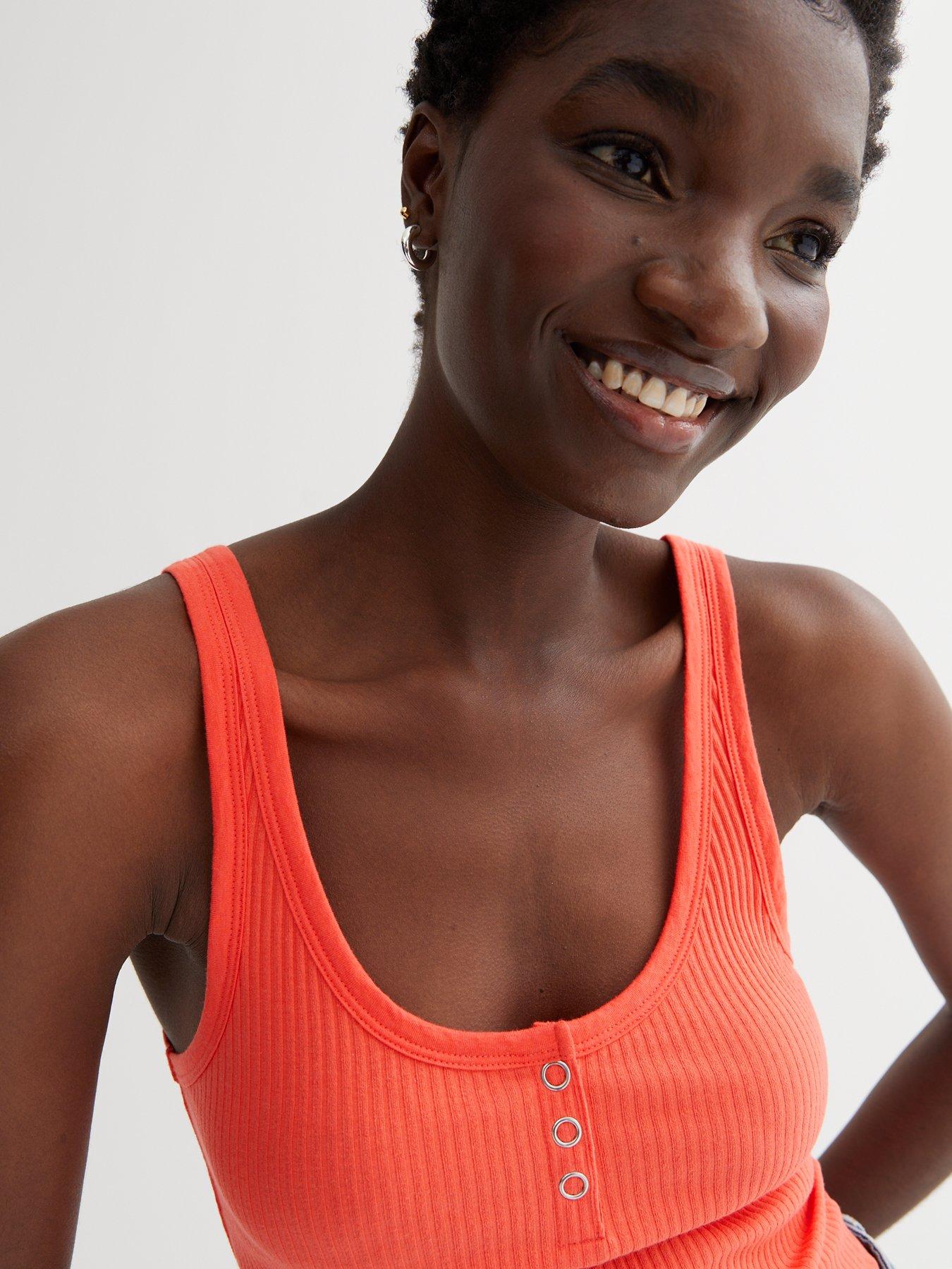 new-look-coral-ribbed-jersey-popper-front-crop-vestoutfit