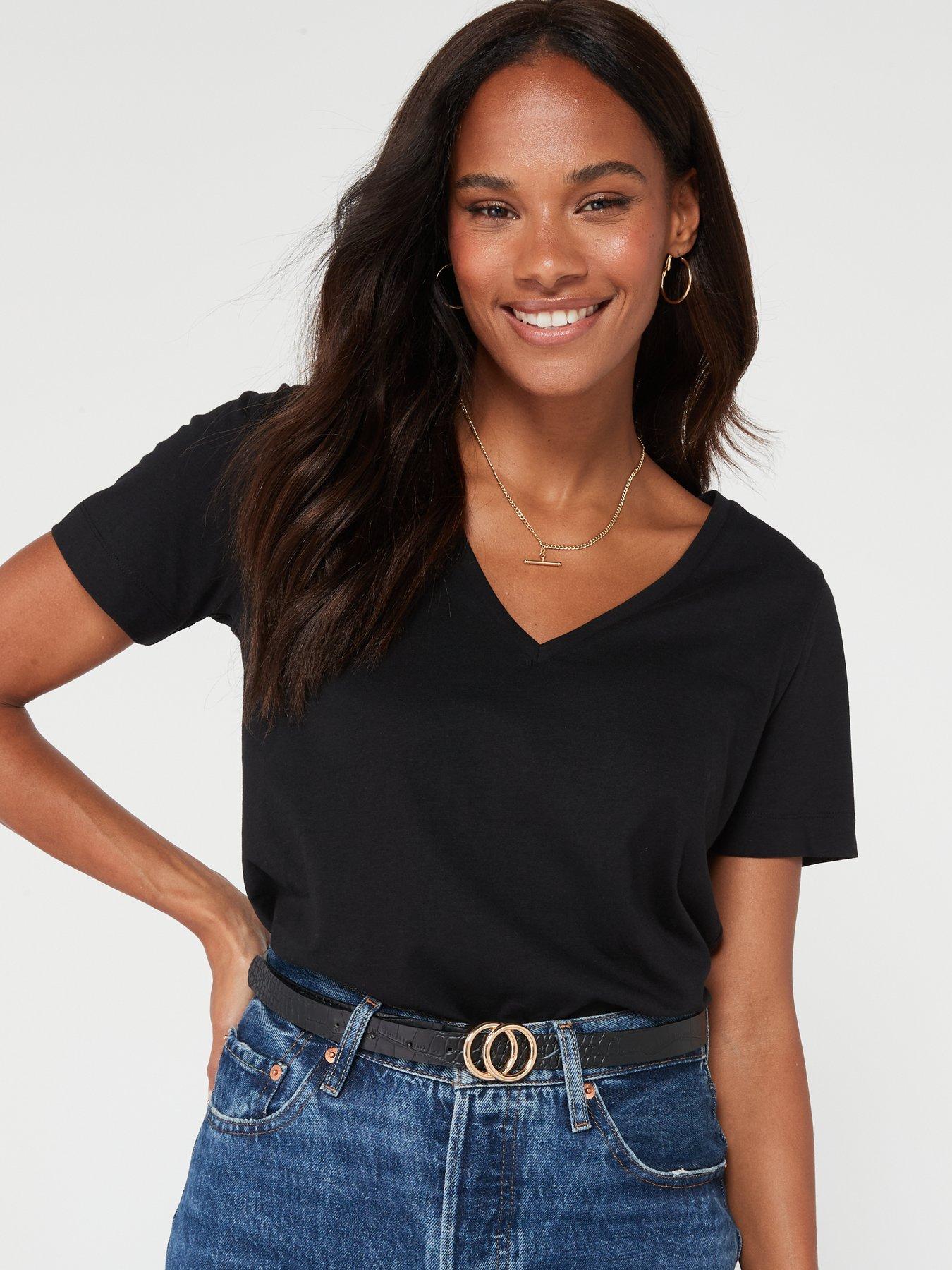 everyday-the-essential-v-neck-t-shirt-blackoutfit