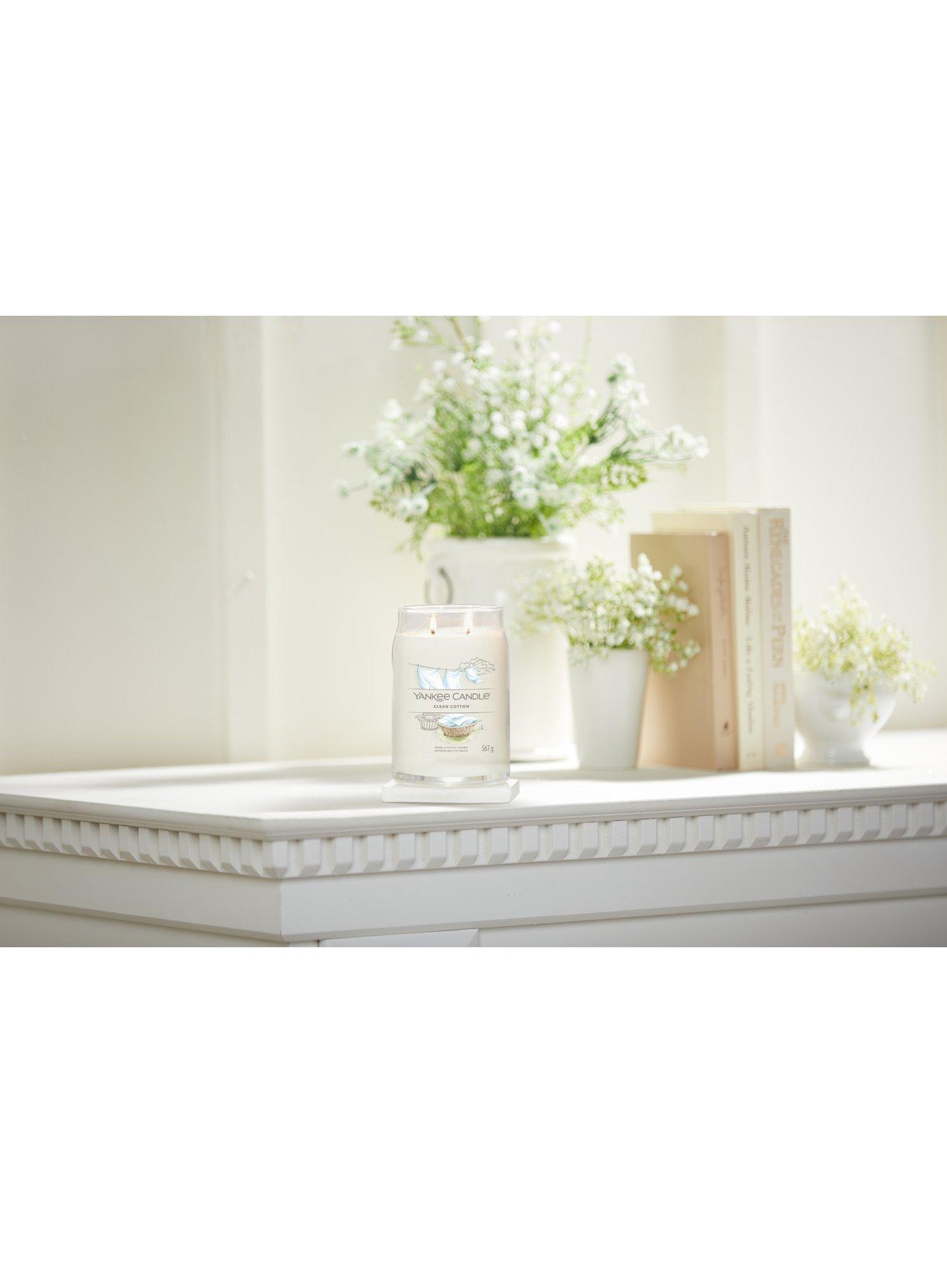 Image 2 of 6 of Yankee Candle Signature Collection Large Jar Candle &ndash; Clean Cotton