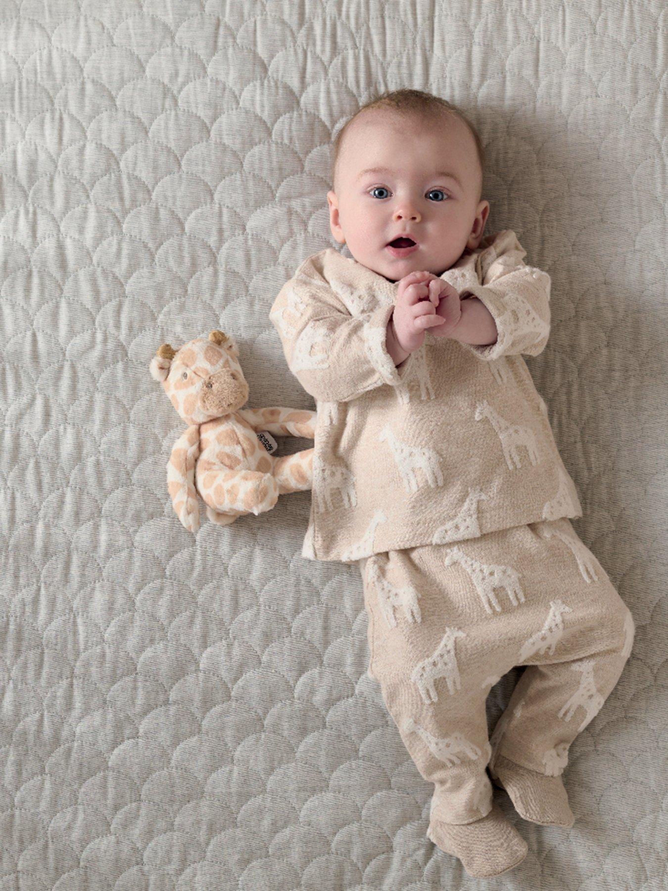 mamas-papas-baby-unisex-2-piece-giraffe-textured-set-beigestillFront