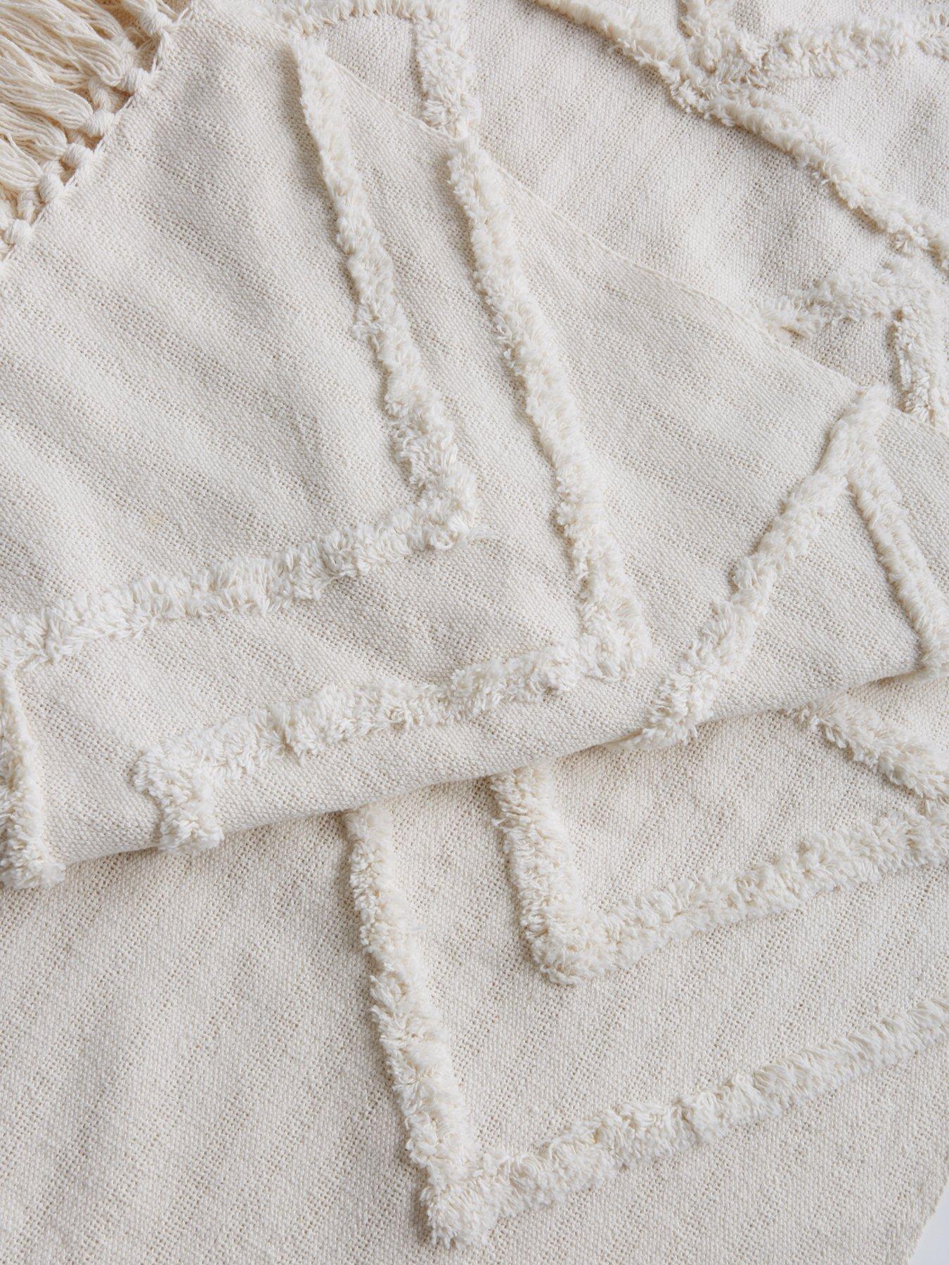 everyday-tufted-throw-creamdetail