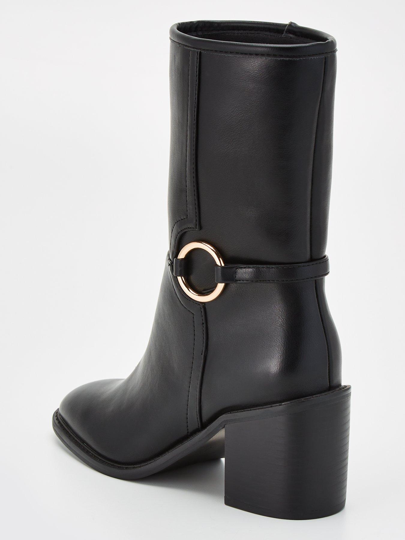 Boots with outlet metal ring