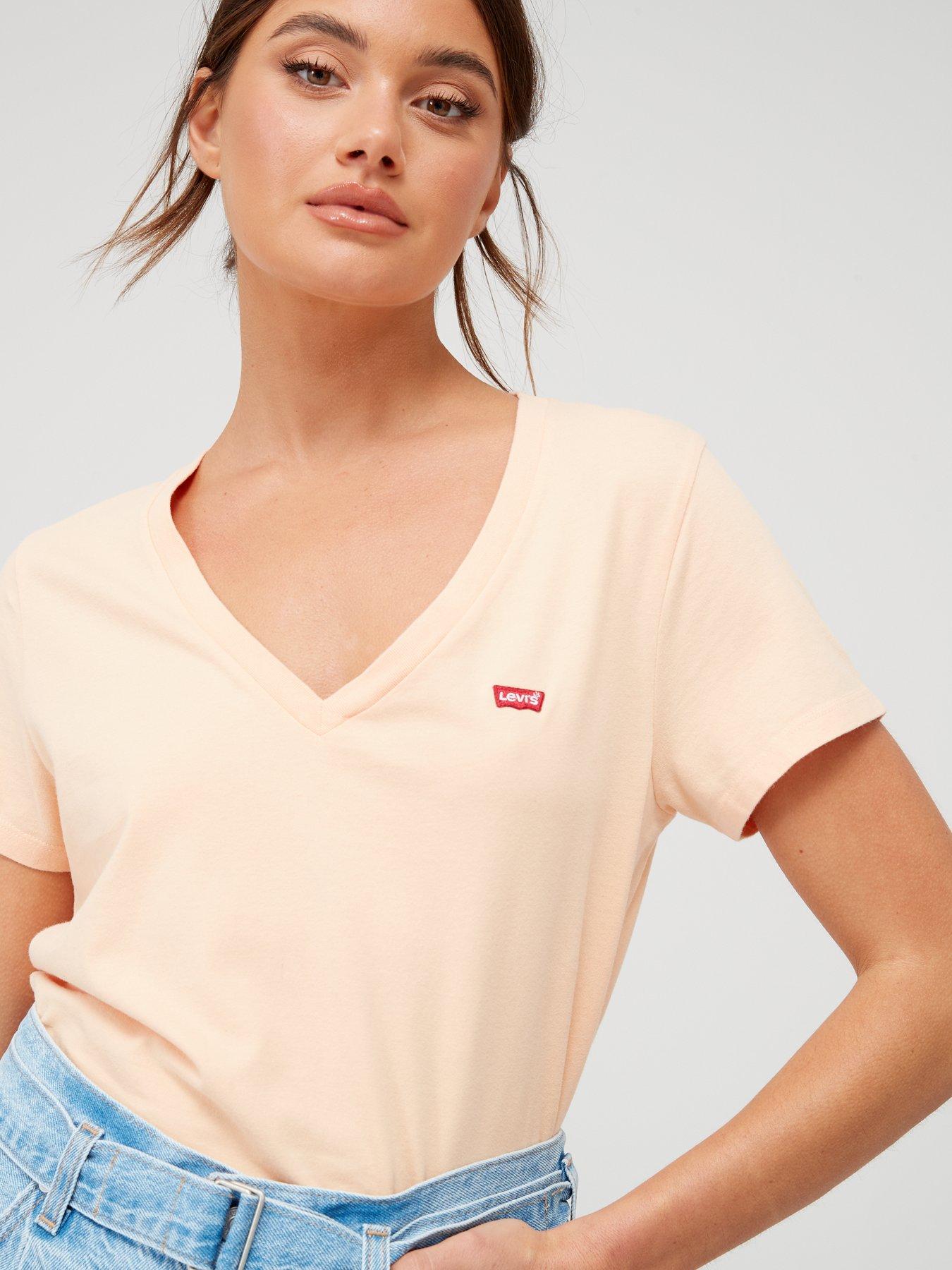 levis-perfect-v-neck-t-shirt-almond-creamoutfit