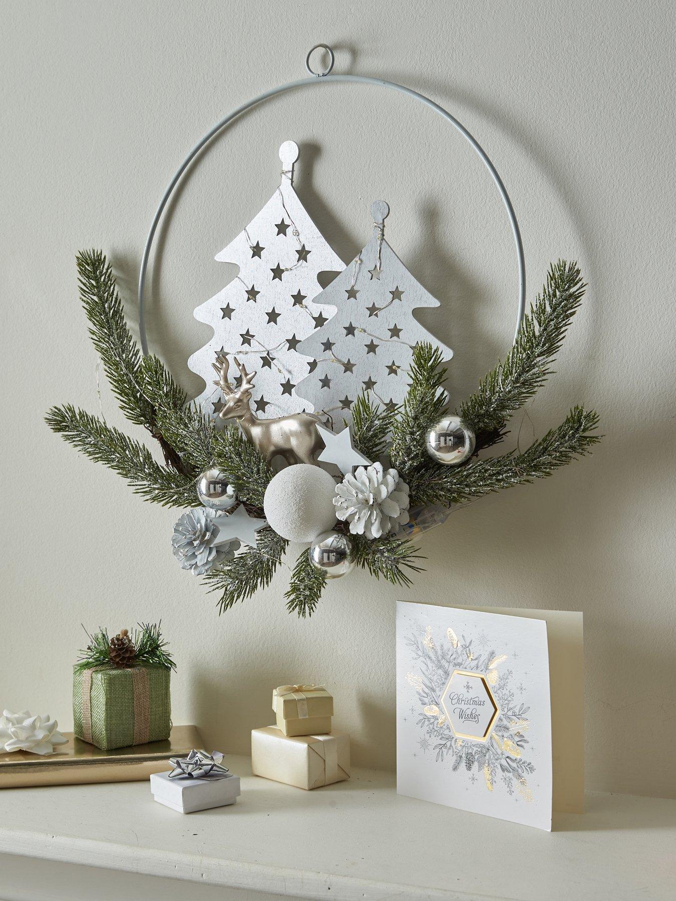 very-home-indoor-deer-and-tree-scene-christmas-wreathfront