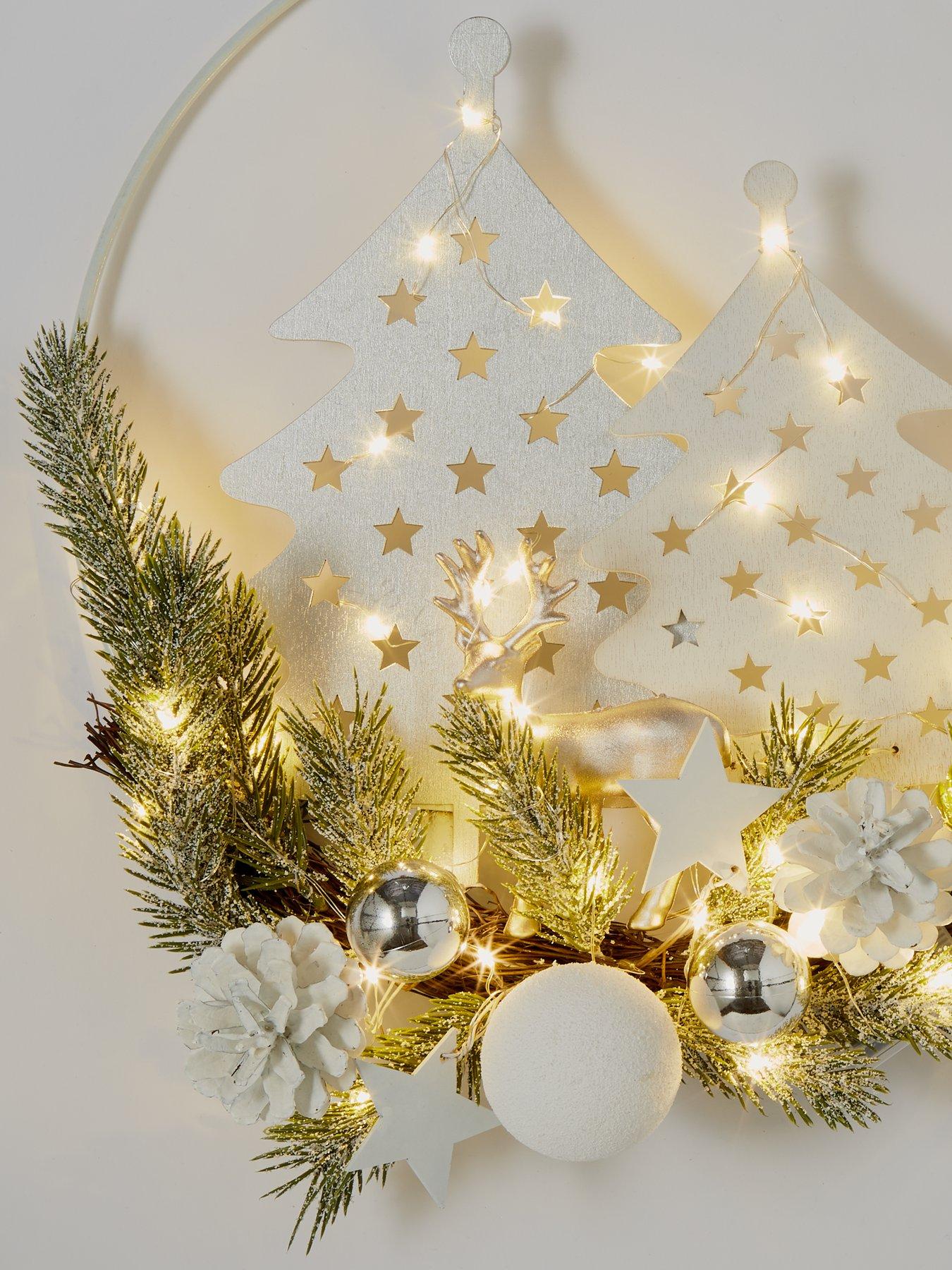 very-home-indoor-deer-and-tree-scene-christmas-wreathdetail