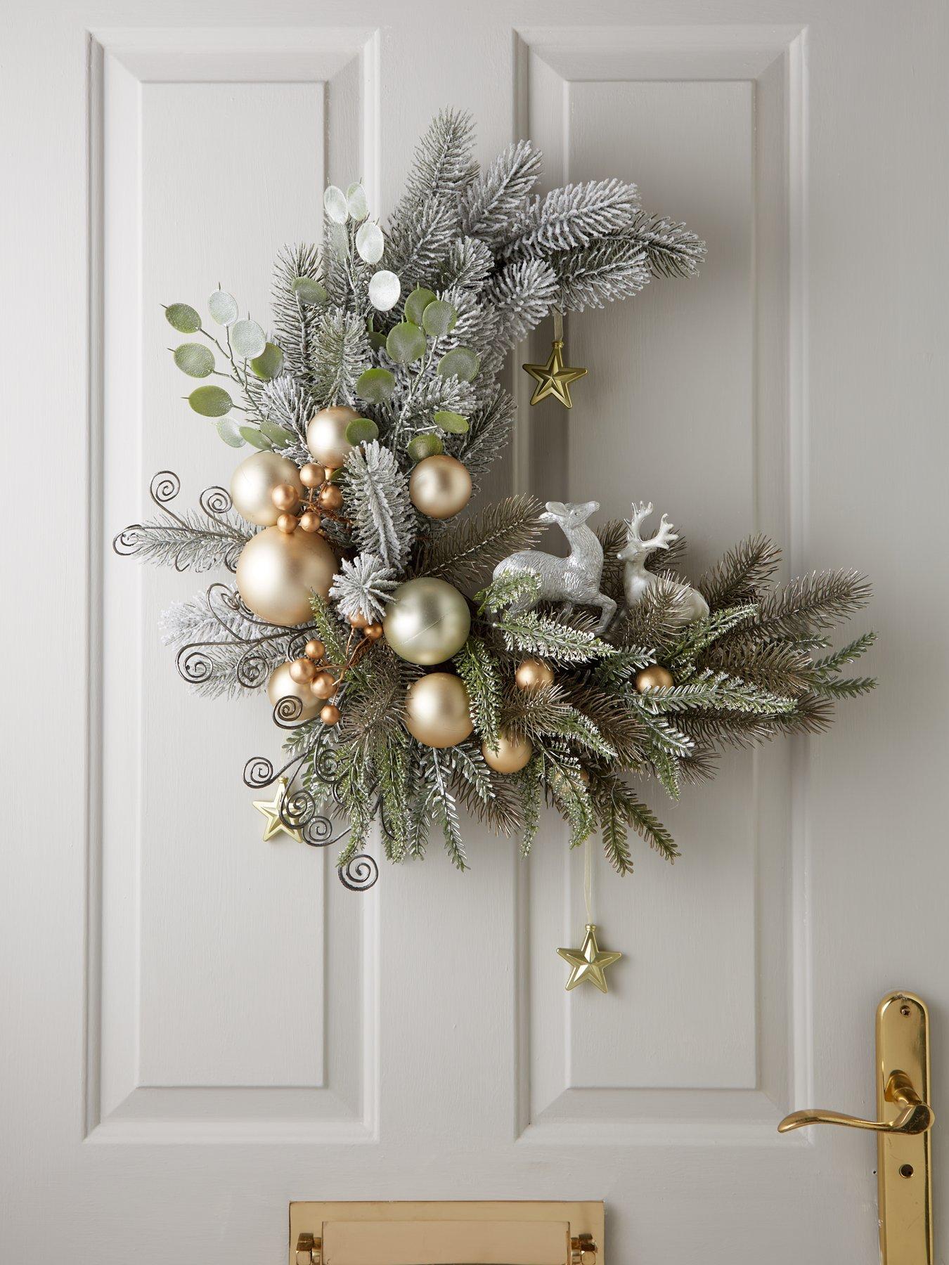 very-home-moon-shaped-christmas-wreath-with-reindeers-and-stars