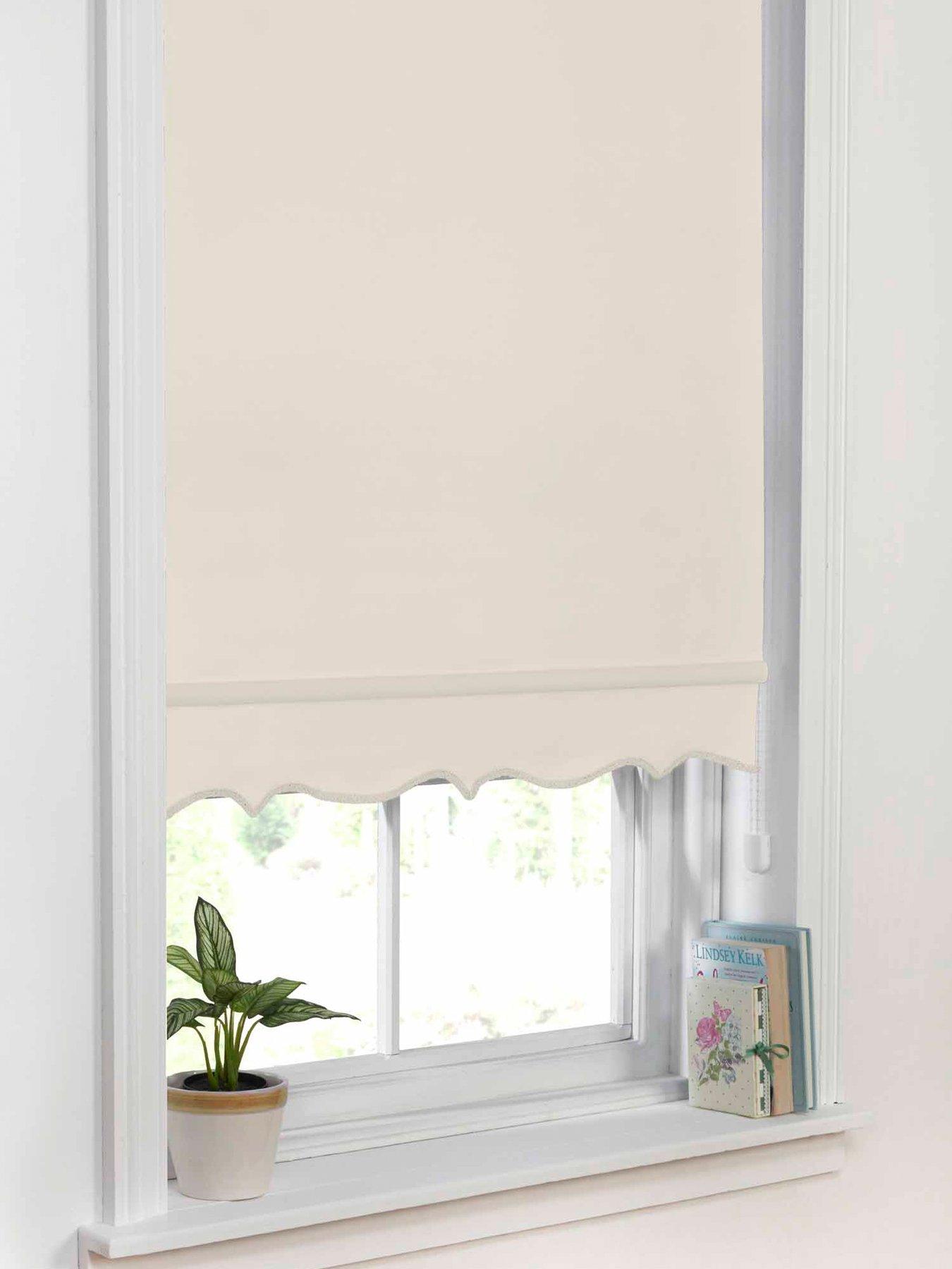 undefined Plain Scalloped Roller Blind