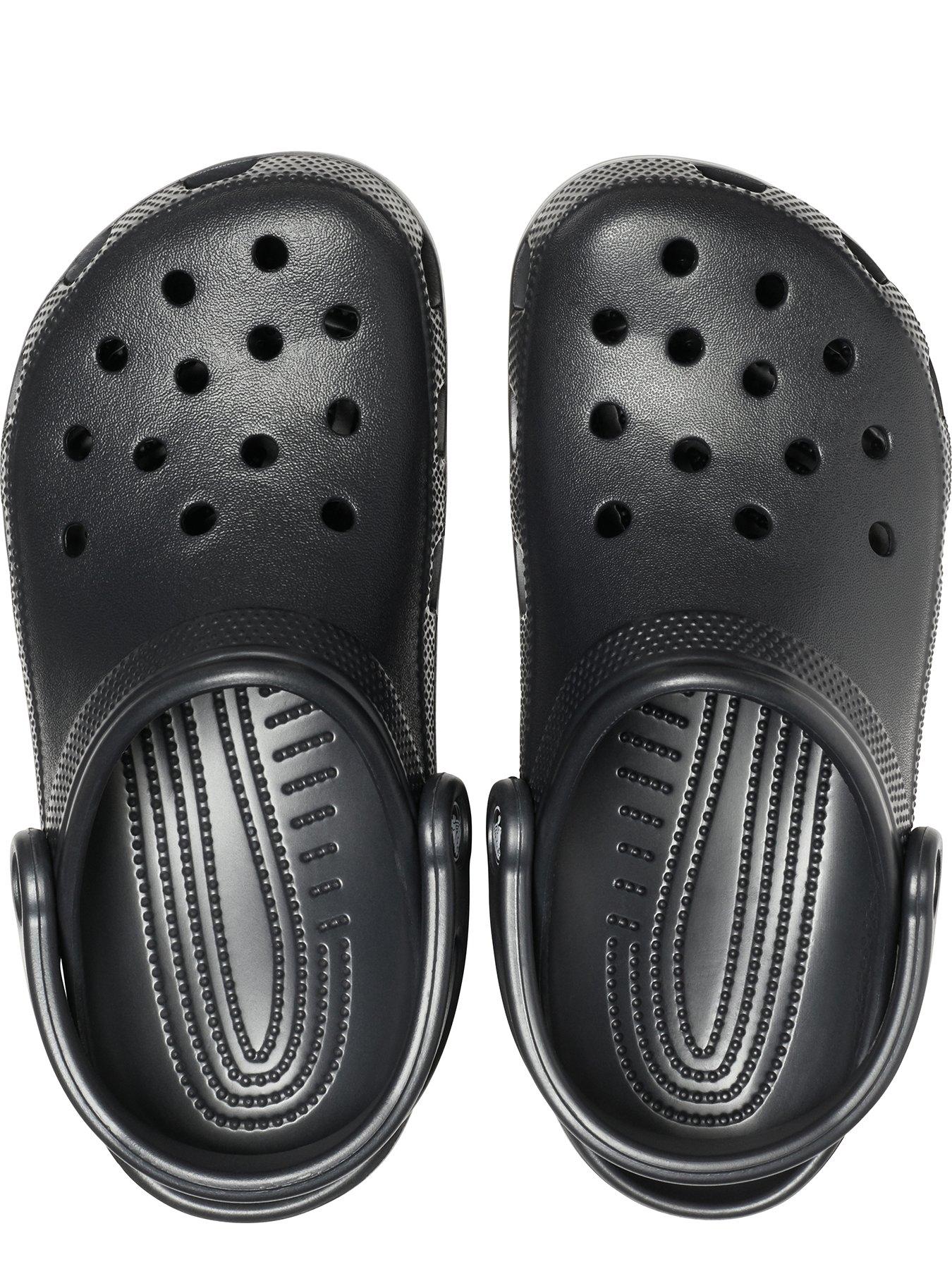 crocs-mens-classic-clog-sandal-blackoutfit