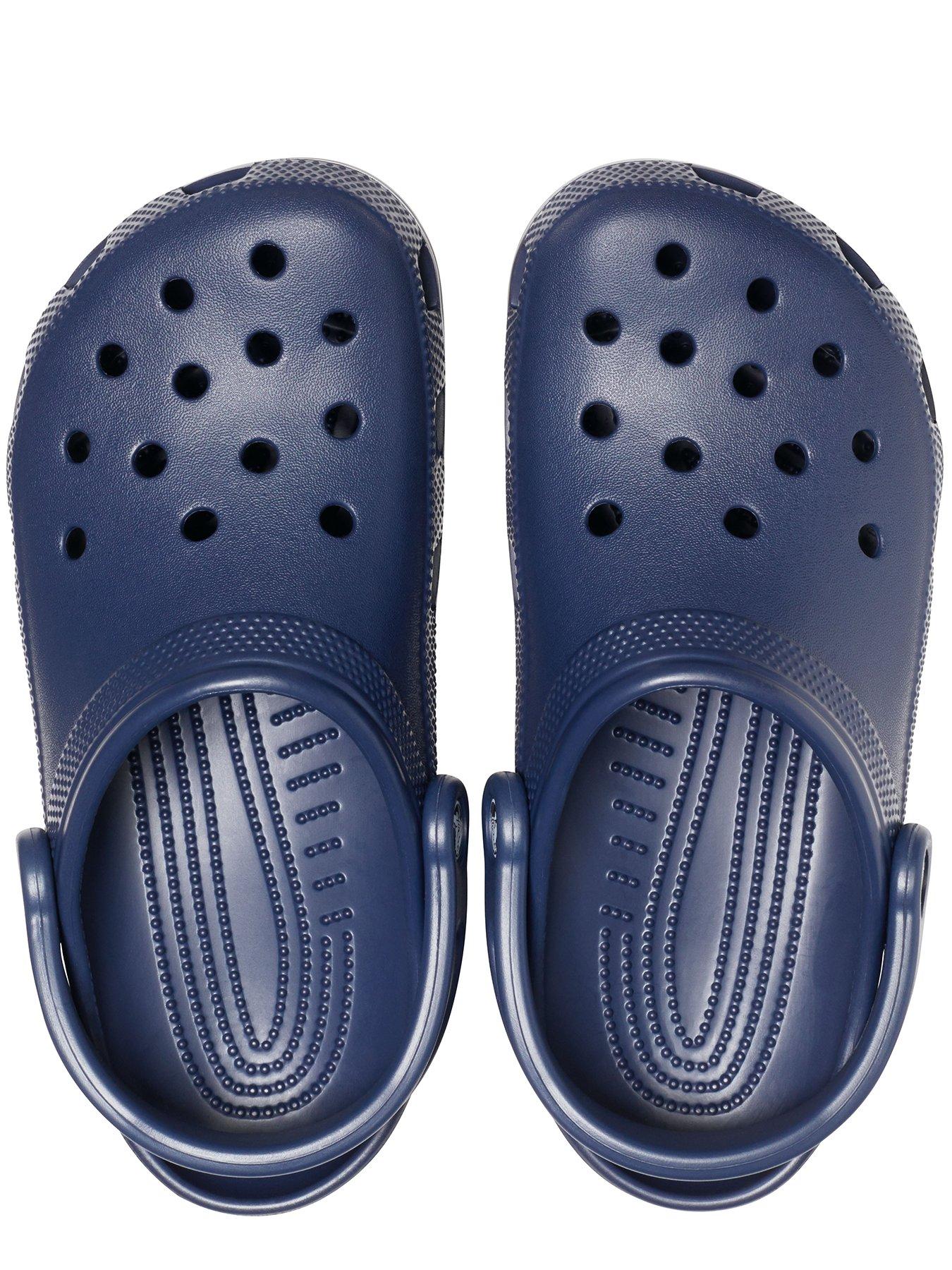 crocs-mens-classic-clog-sandal-blueoutfit