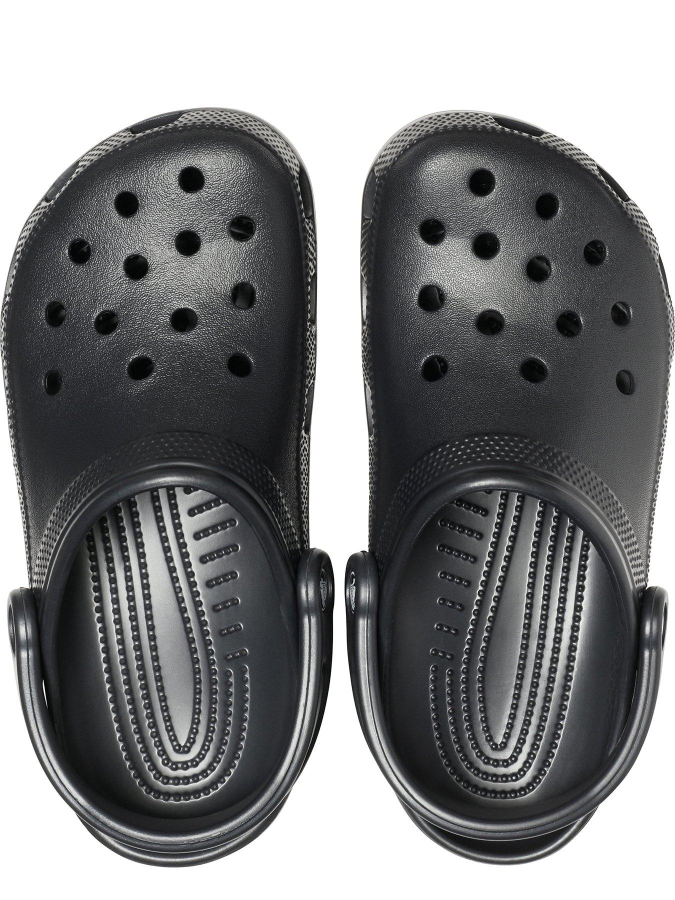 crocs-classic-clog-blackoutfit