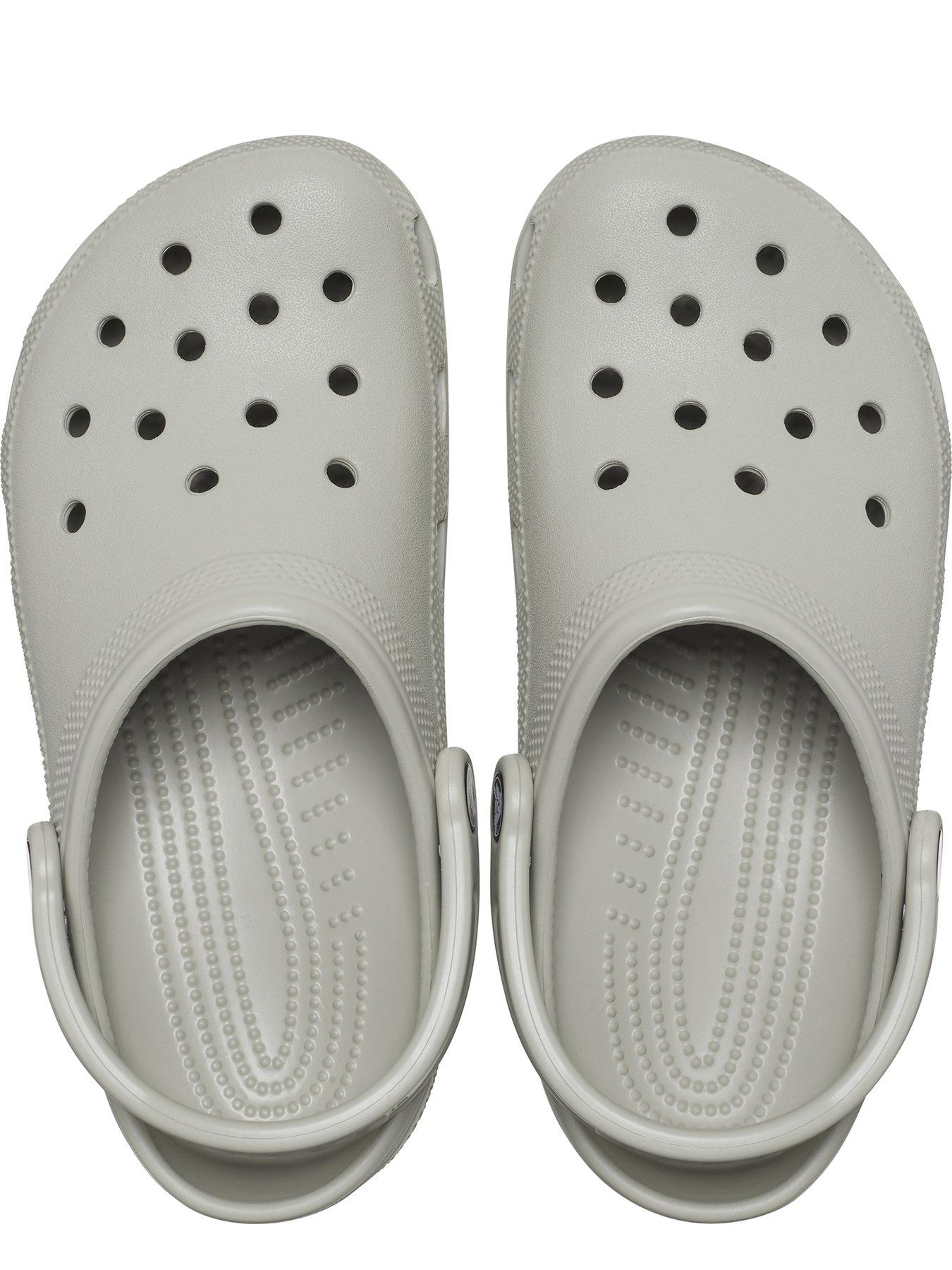 crocs-classic-clog-elephant-greyoutfit