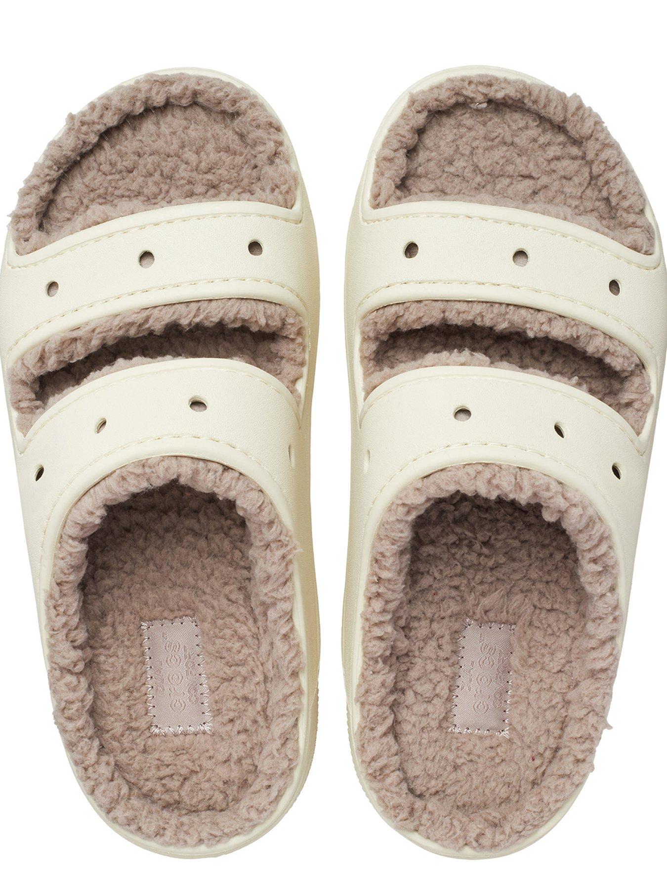 crocs-classic-cozzzy-sandal-bonemushroomoutfit