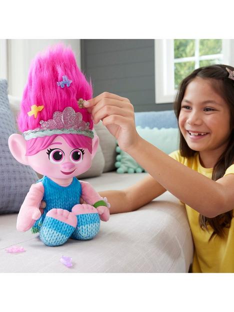 dreamworks-trolls-band-together-hair-pops-showtime-surprise-plush--nbspqueen-poppy