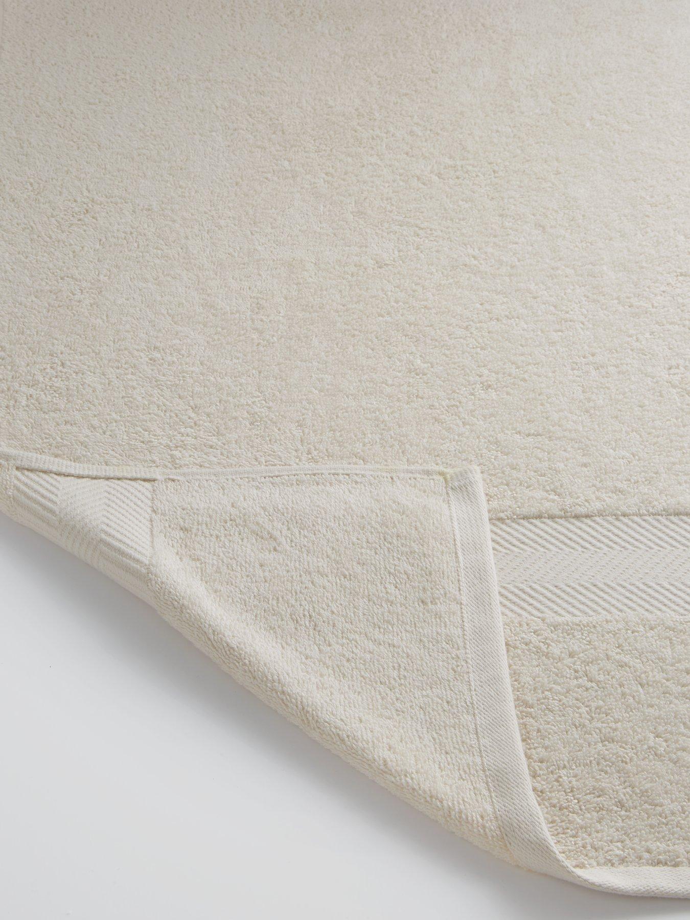 Image 3 of 4 of The Very Collection Quick Dry 450 gsm Jumbo Bath Sheet&nbsp;