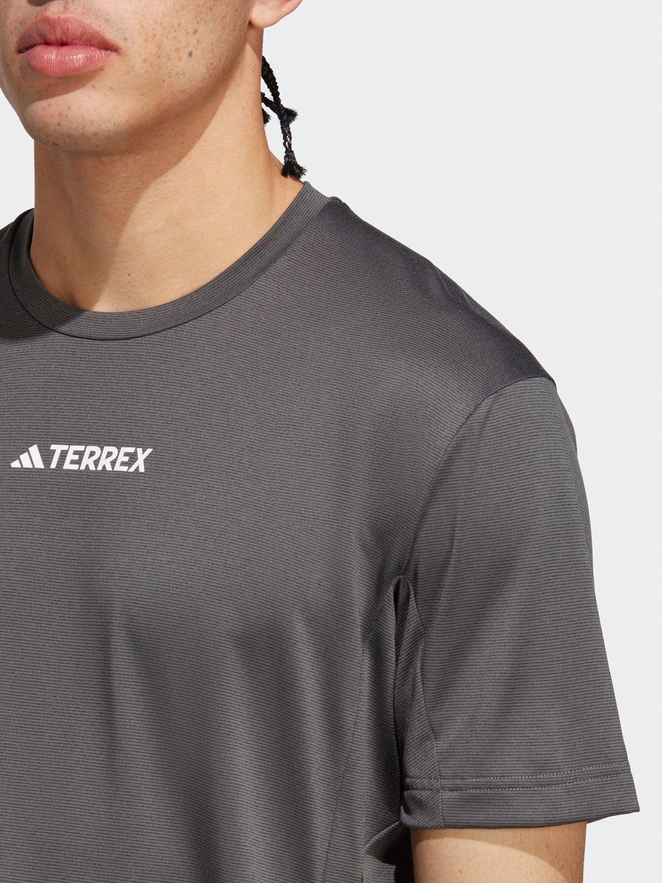 adidas-terrex-mens-centre-chest-logo-t-shirt-greyoutfit