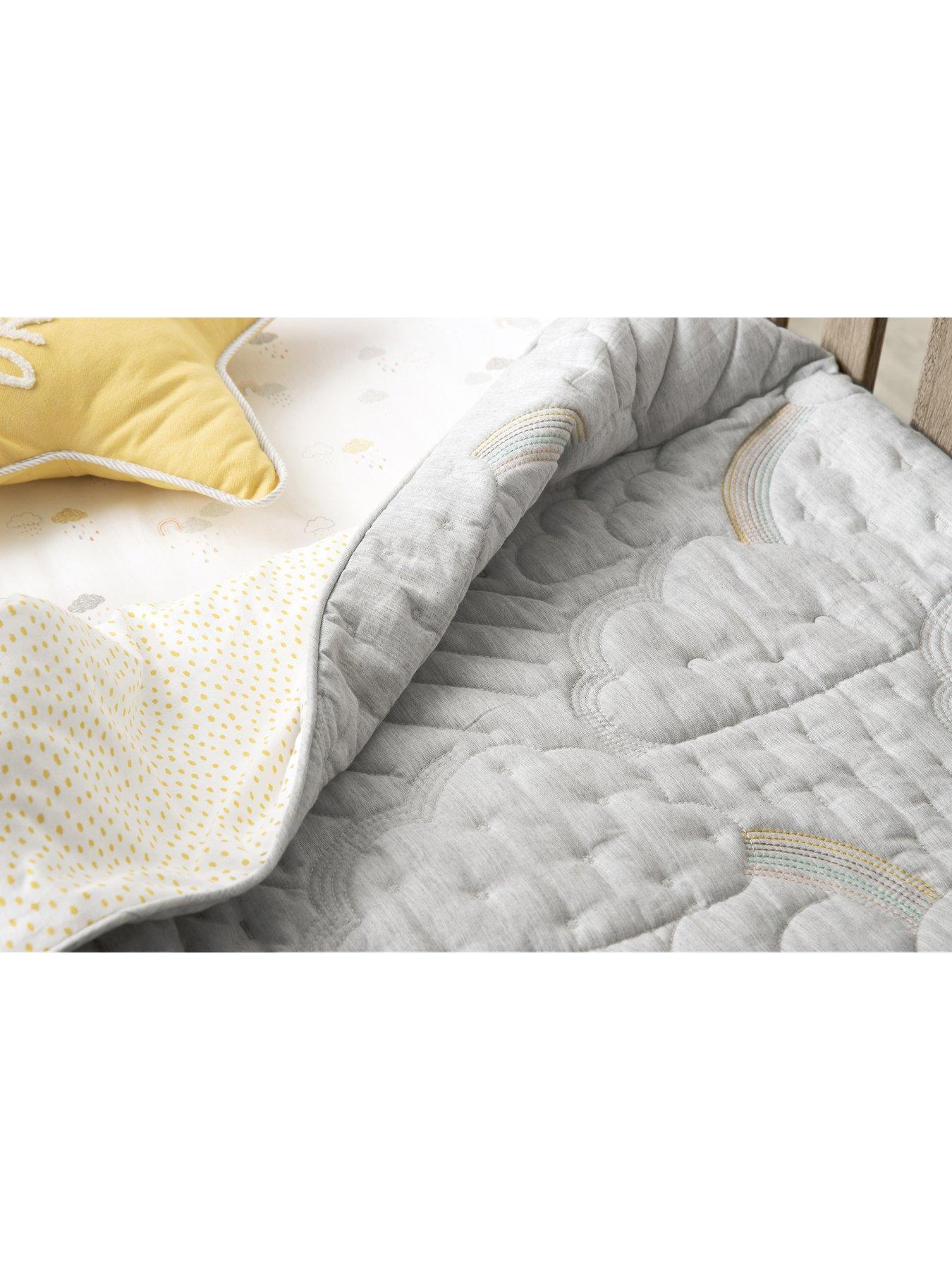 White cot hot sale quilt