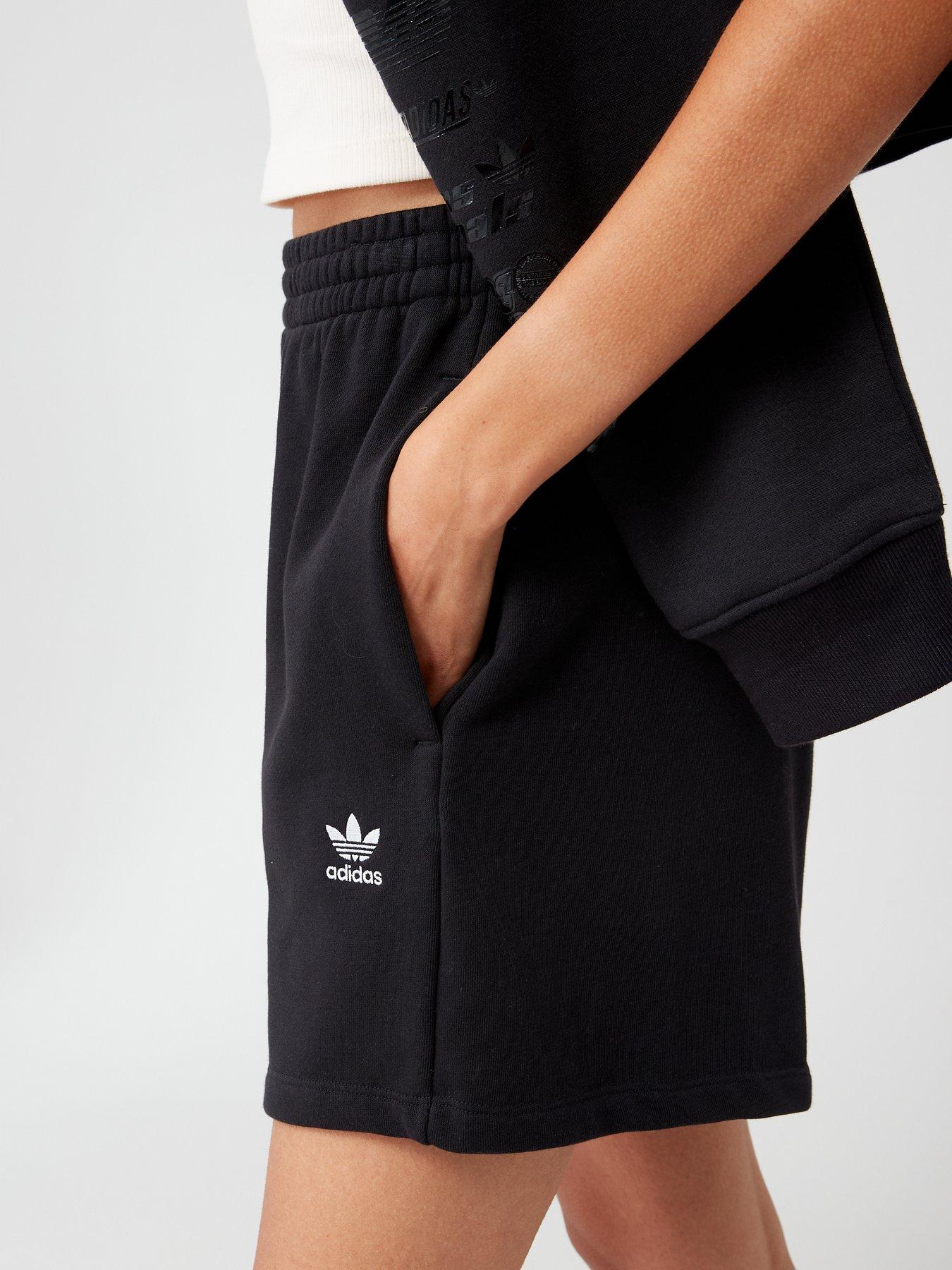 adidas-originals-shorts-blackoutfit