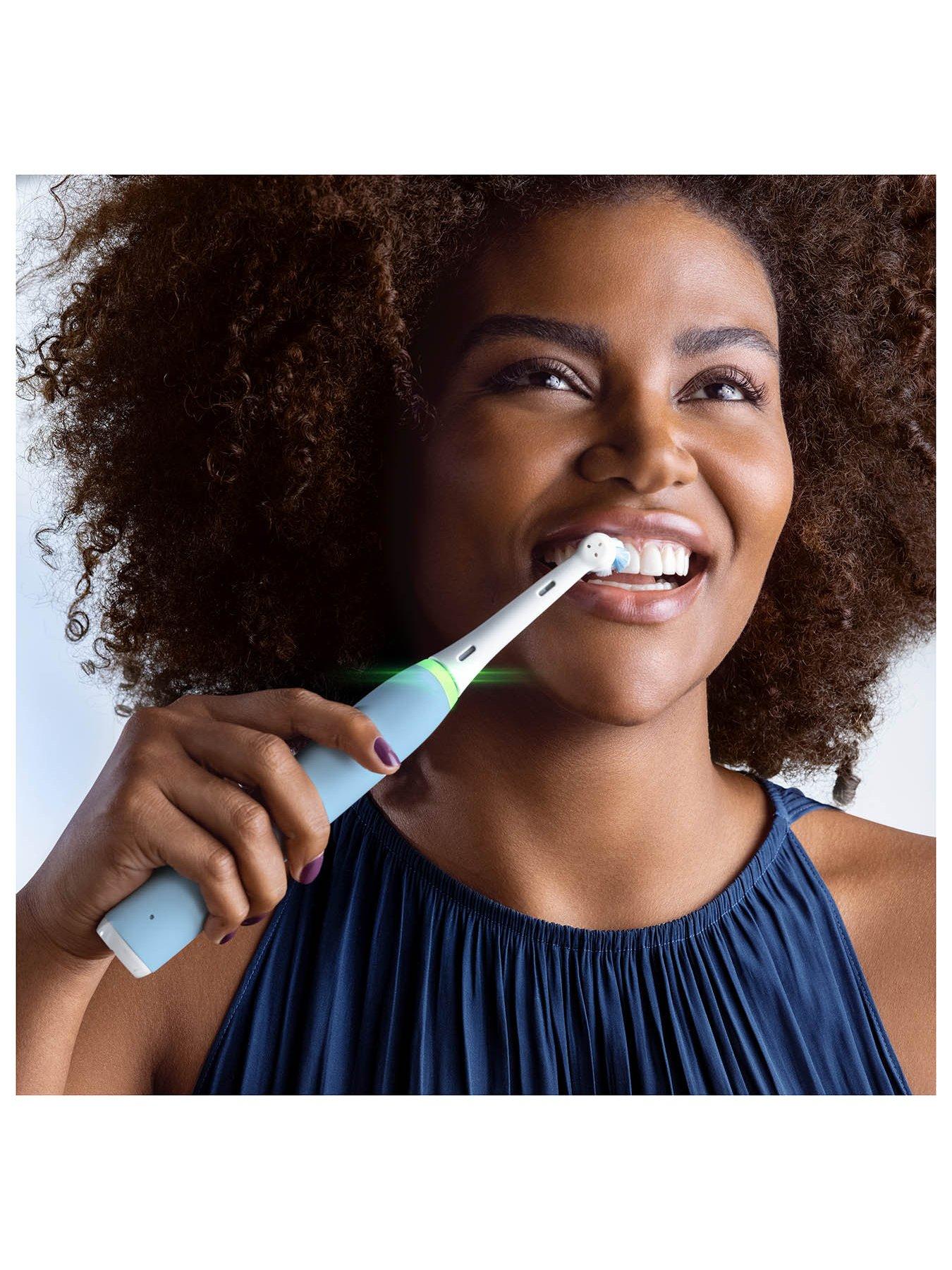 oral-b-io3-ice-blue-electric-toothbrushdetail