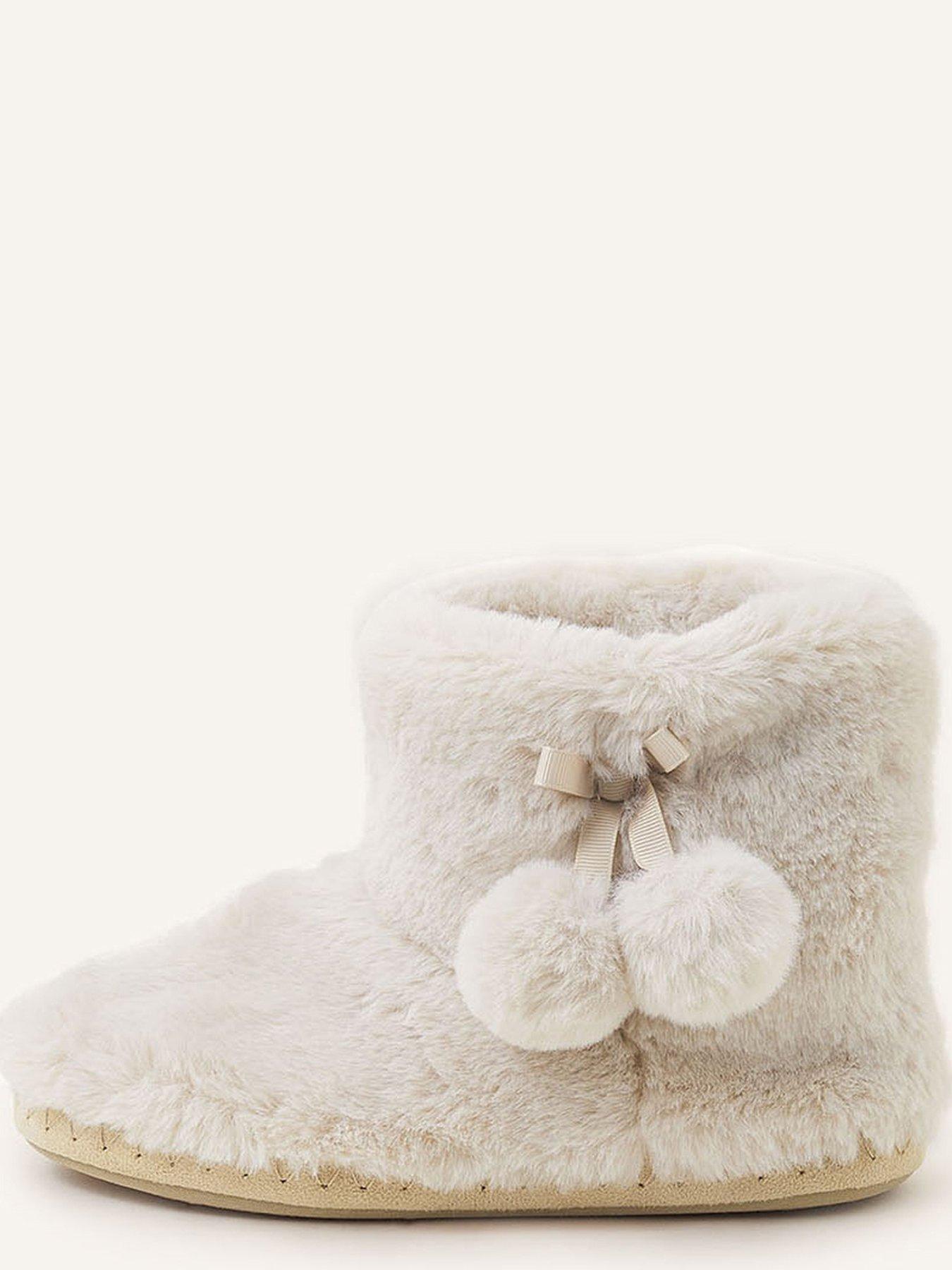 accessorize-supersoft-slipper-boot-whiteoutfit