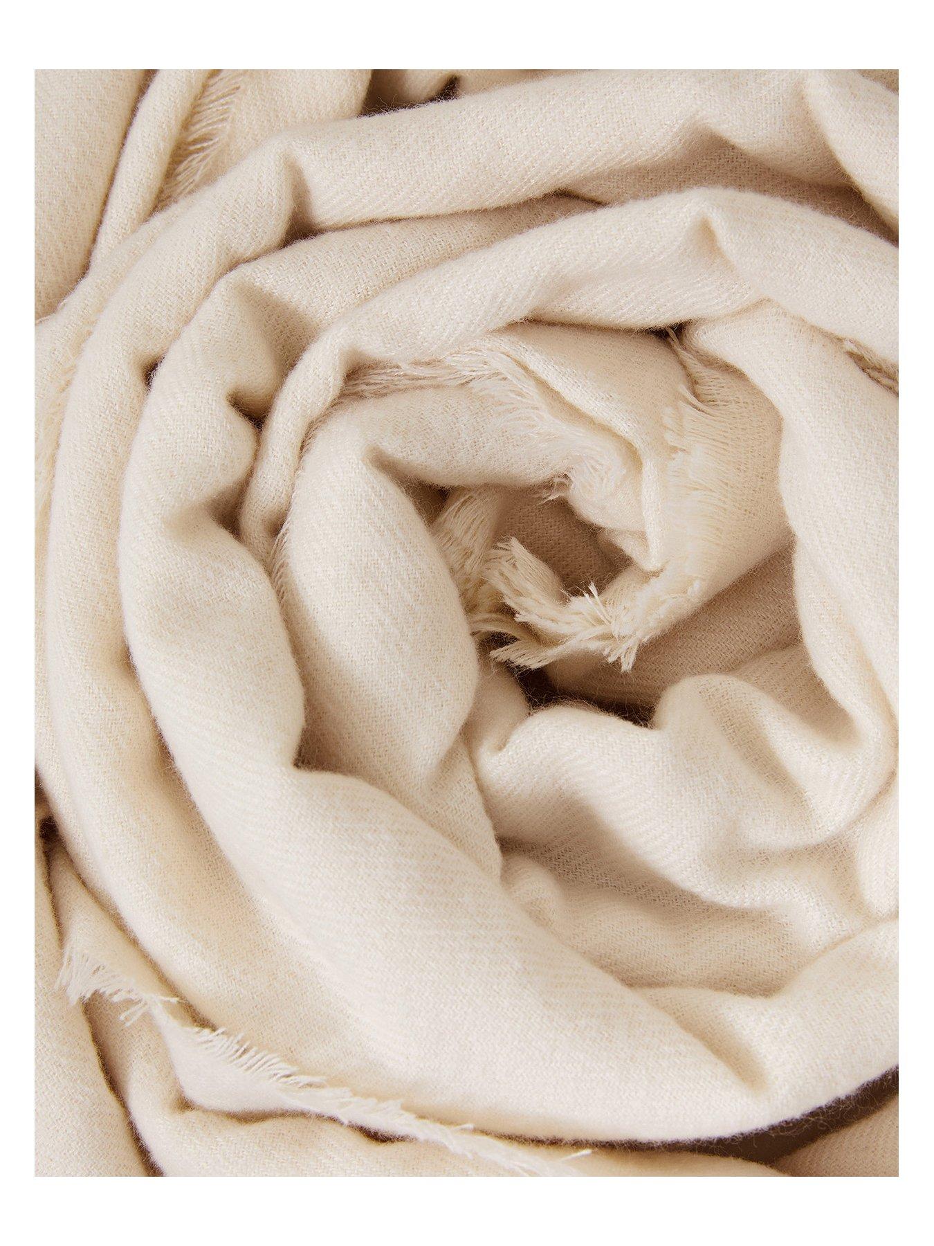 accessorize-grace-supersoft-blanketback