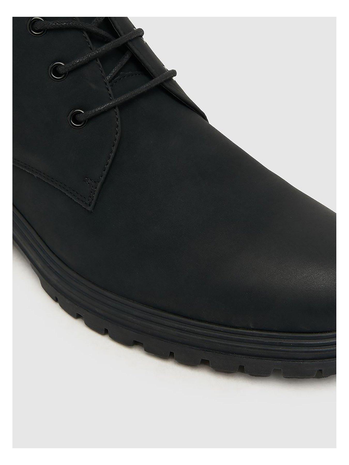 schuh-schuh-grayson-chukka-boot-blackoutfit