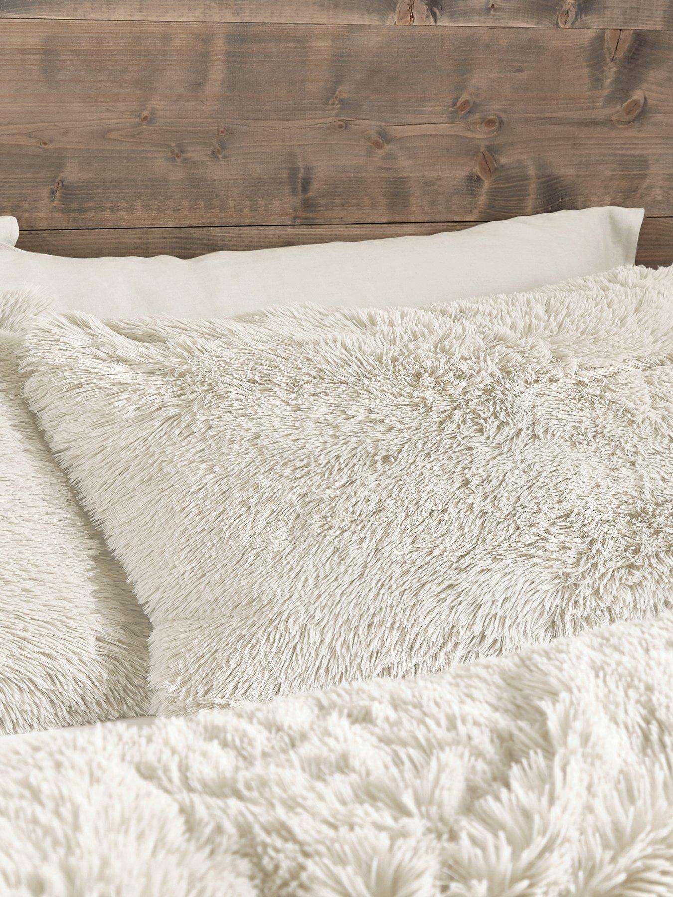 catherine-lansfield-cuddly-faux-fur-duvet-cover-set-in-creamback