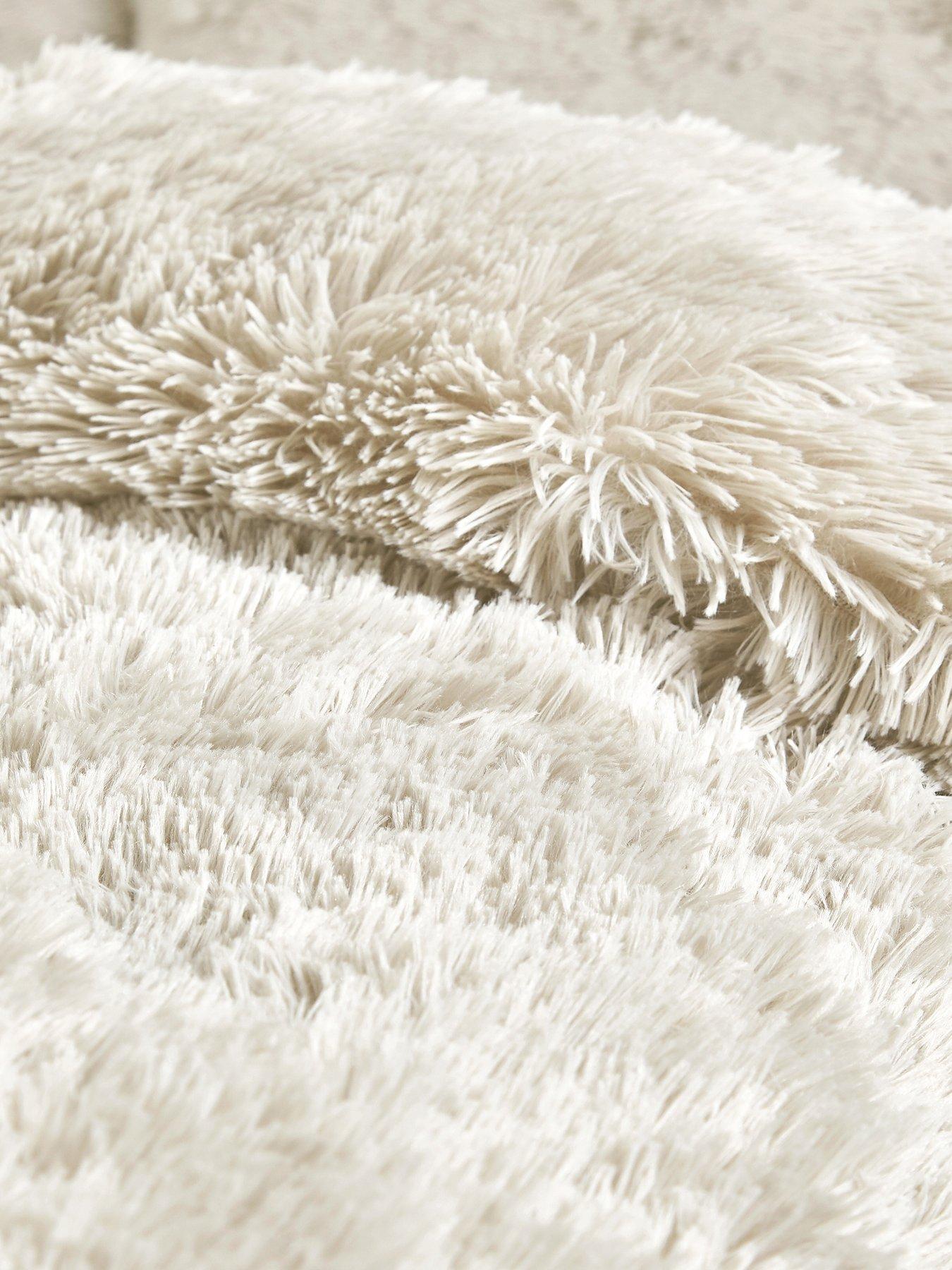 catherine-lansfield-cuddly-faux-fur-duvet-cover-set-in-creamoutfit