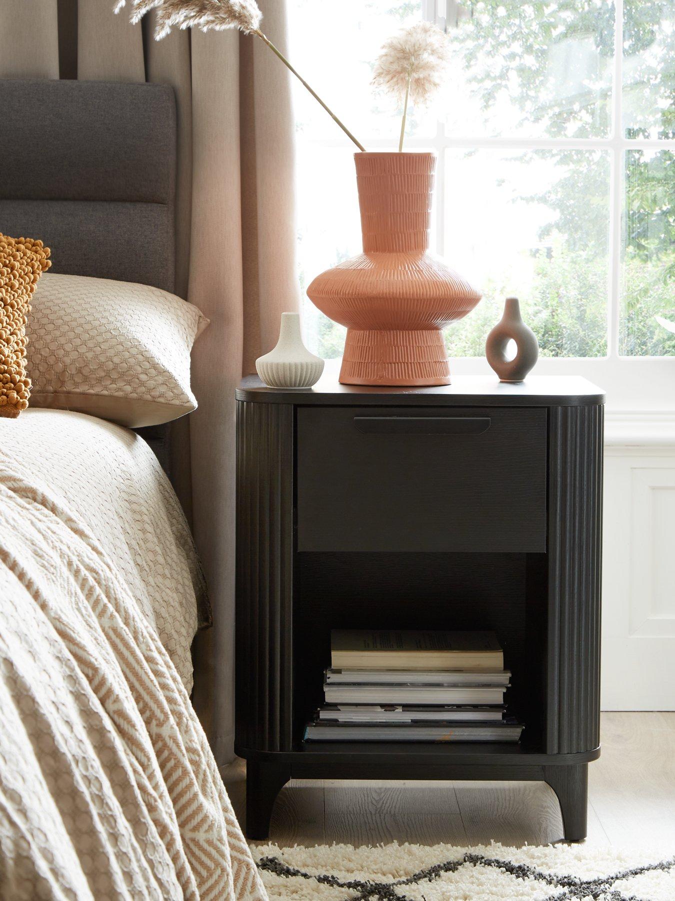 Black bedside table deals drawers