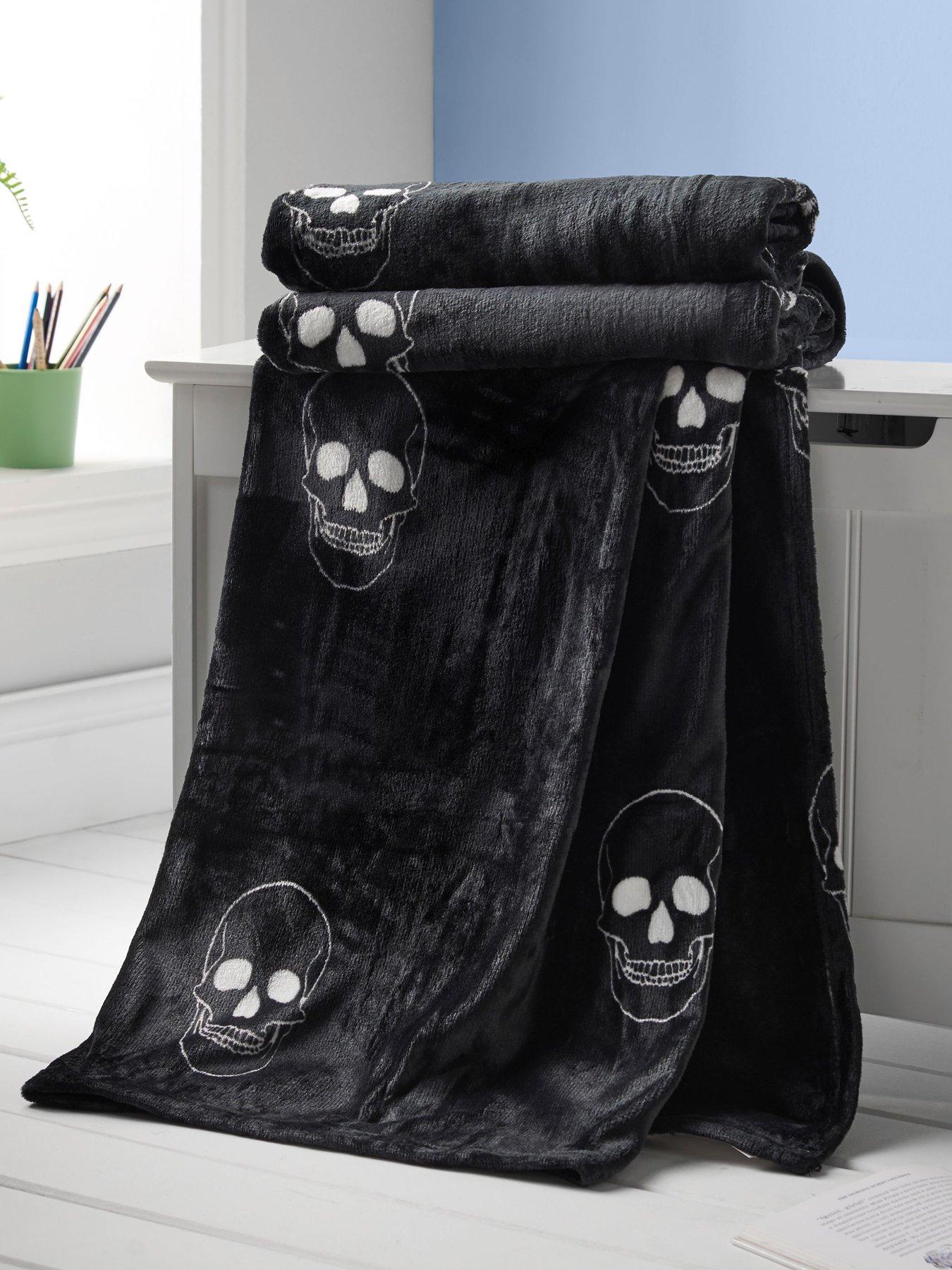 catherine-lansfield-skulls-halloween-throw