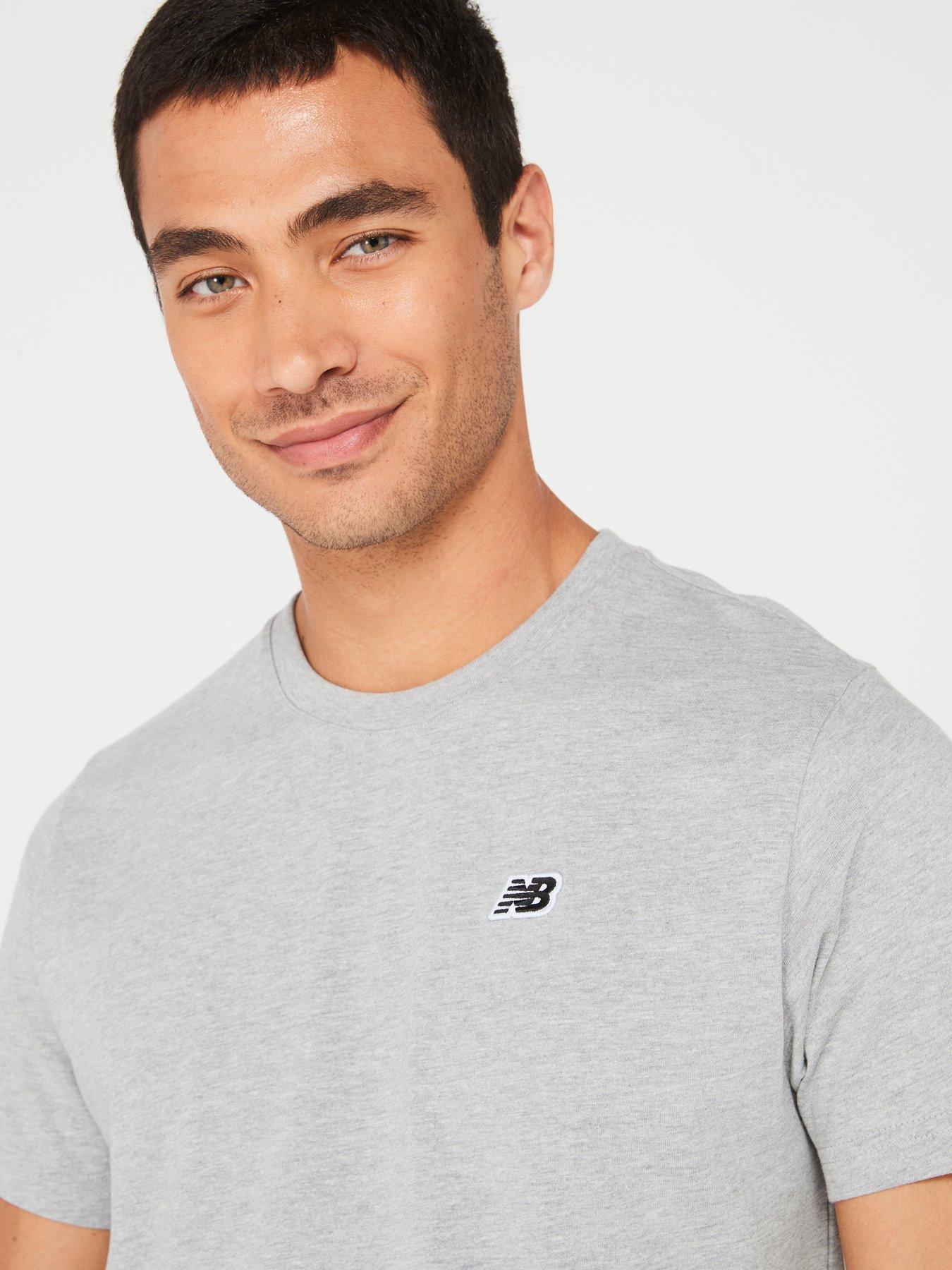 new-balance-small-logo-t-shirt-greyoutfit