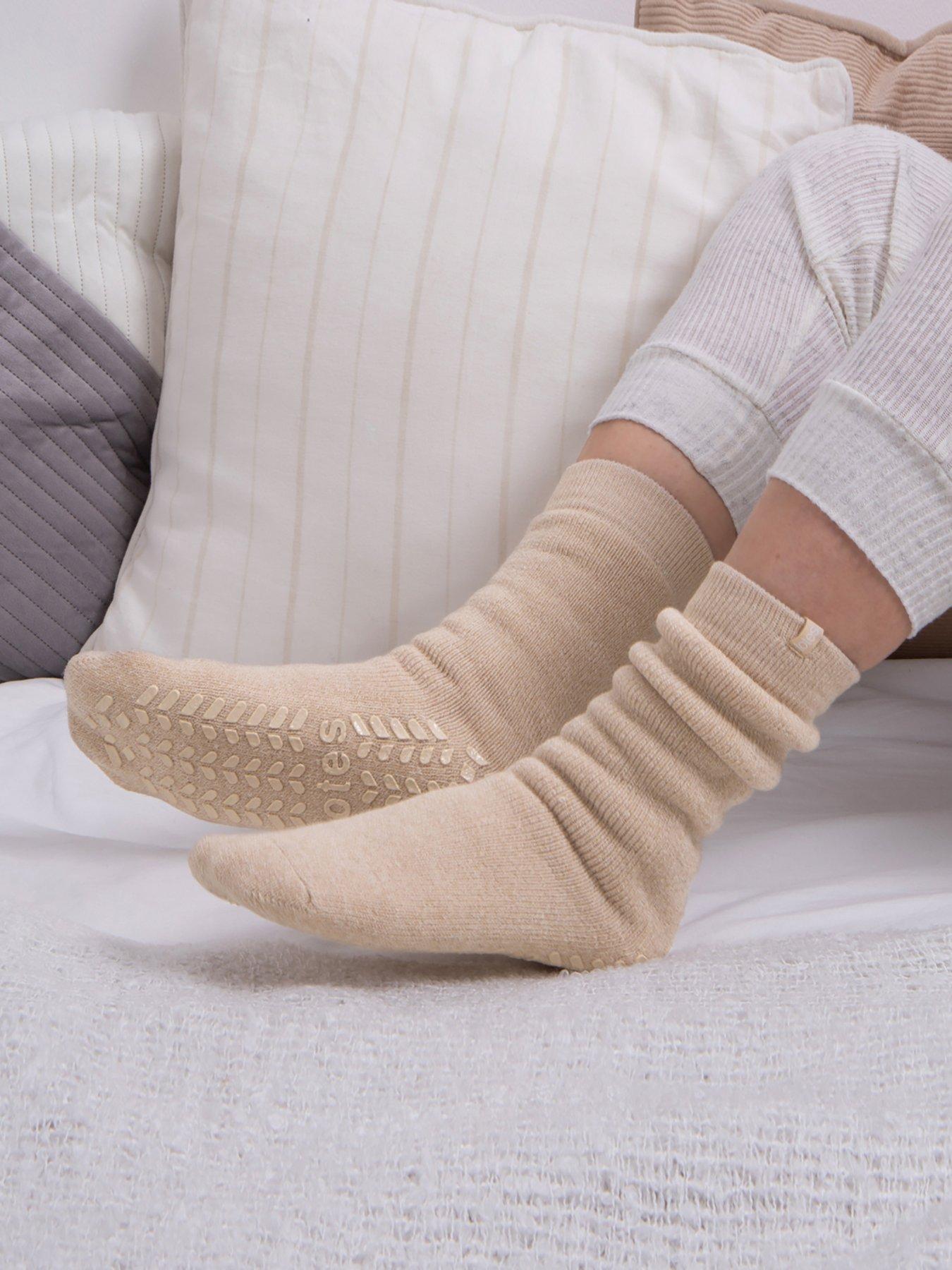 totes-totes1pp-thermal-brushed-original-slipper-socks-with-30-tog-rating-creamstillFront