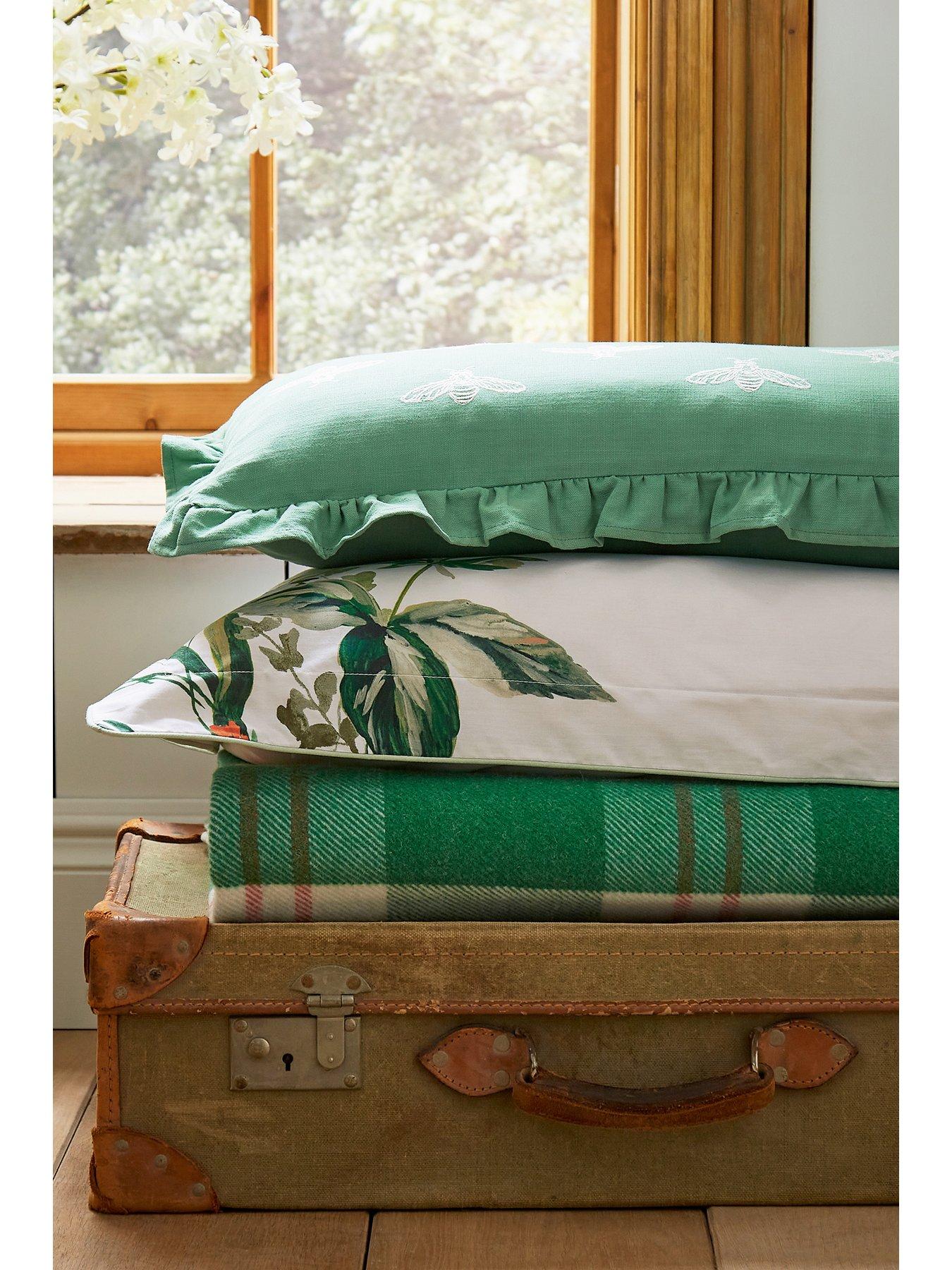 joules-lakeside-slumber-throw-greendetail