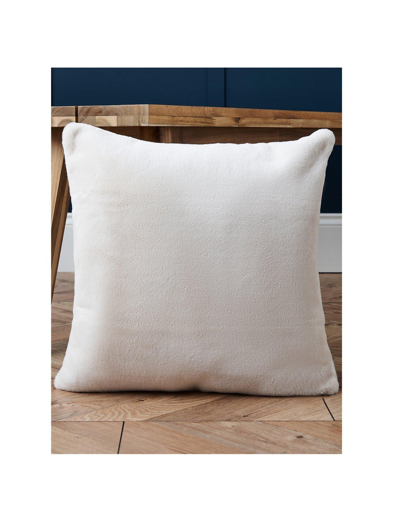 https://media.very.ie/i/littlewoodsireland/VNVWK_SQ1_0000000067_CREAM_SLf/very-home-faux-fur-cushion.jpg?$180x240_retinamobilex2$&$roundel_lwireland$&p1_img=vsp_pink