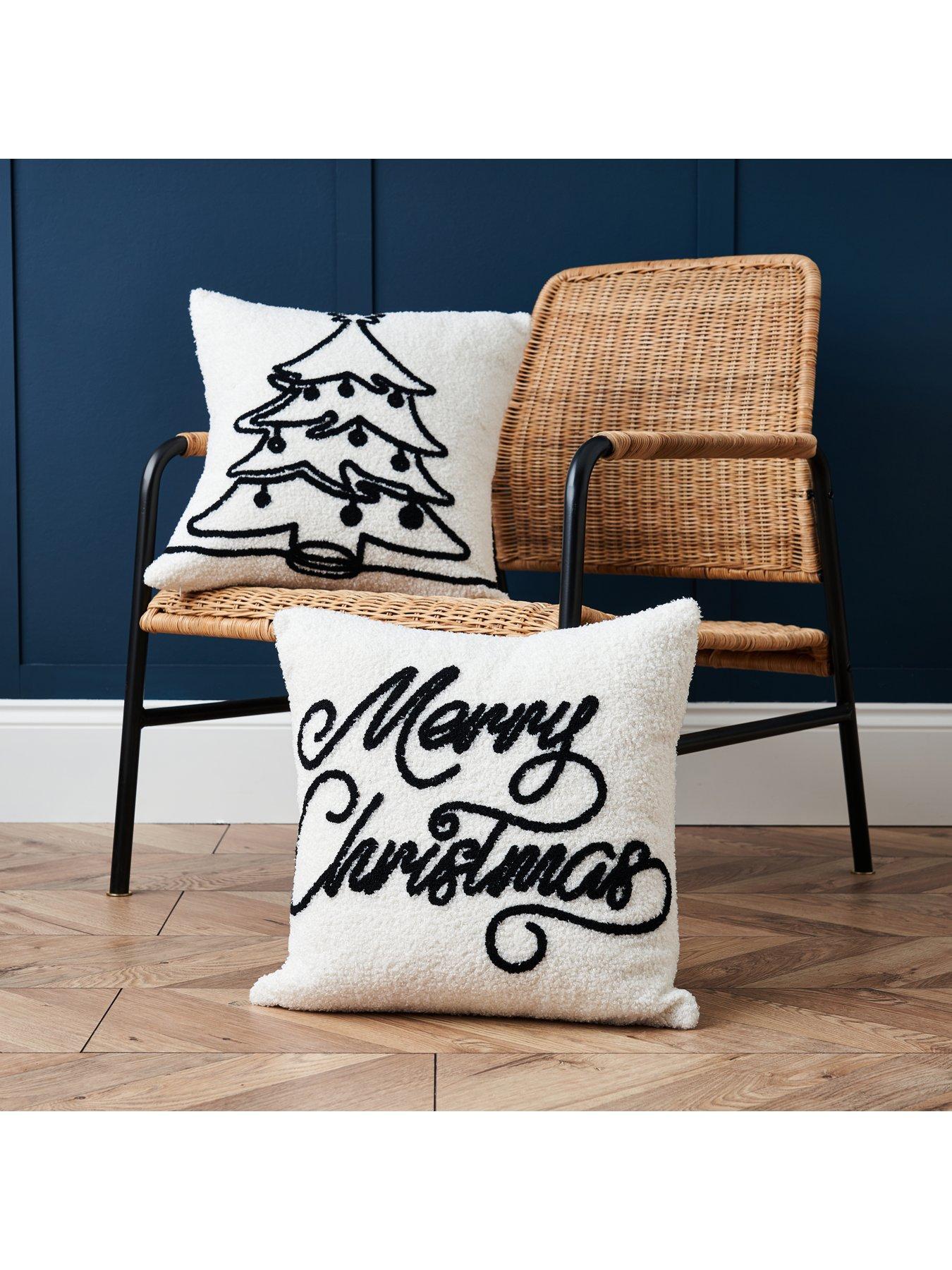 very-home-christmas-tree-tufted-cushiondetail